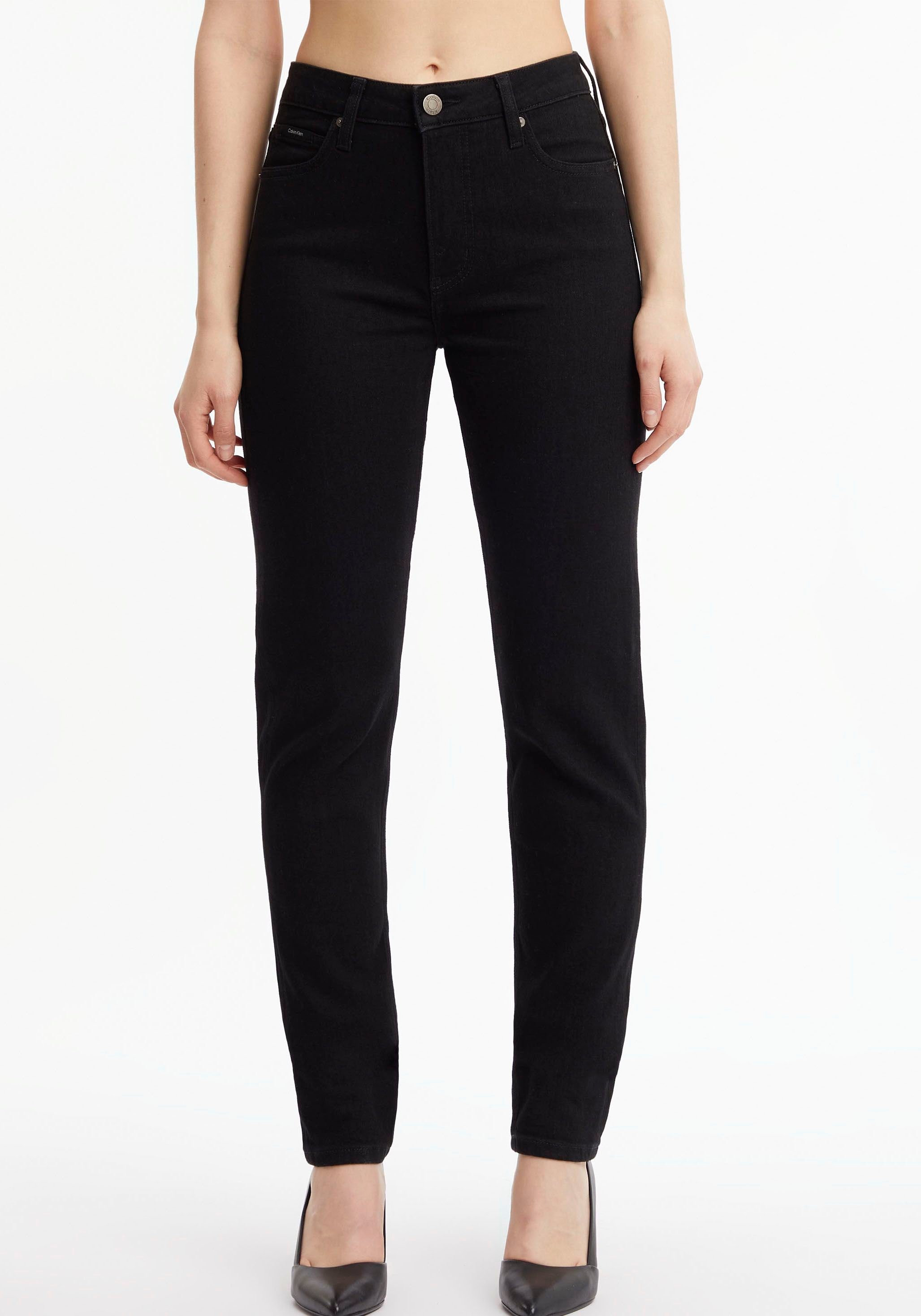 Calvin Klein Slim fit jeans MR SLIM - SOFT BLACK met leren merklabel aan de achterkant van de tailleband