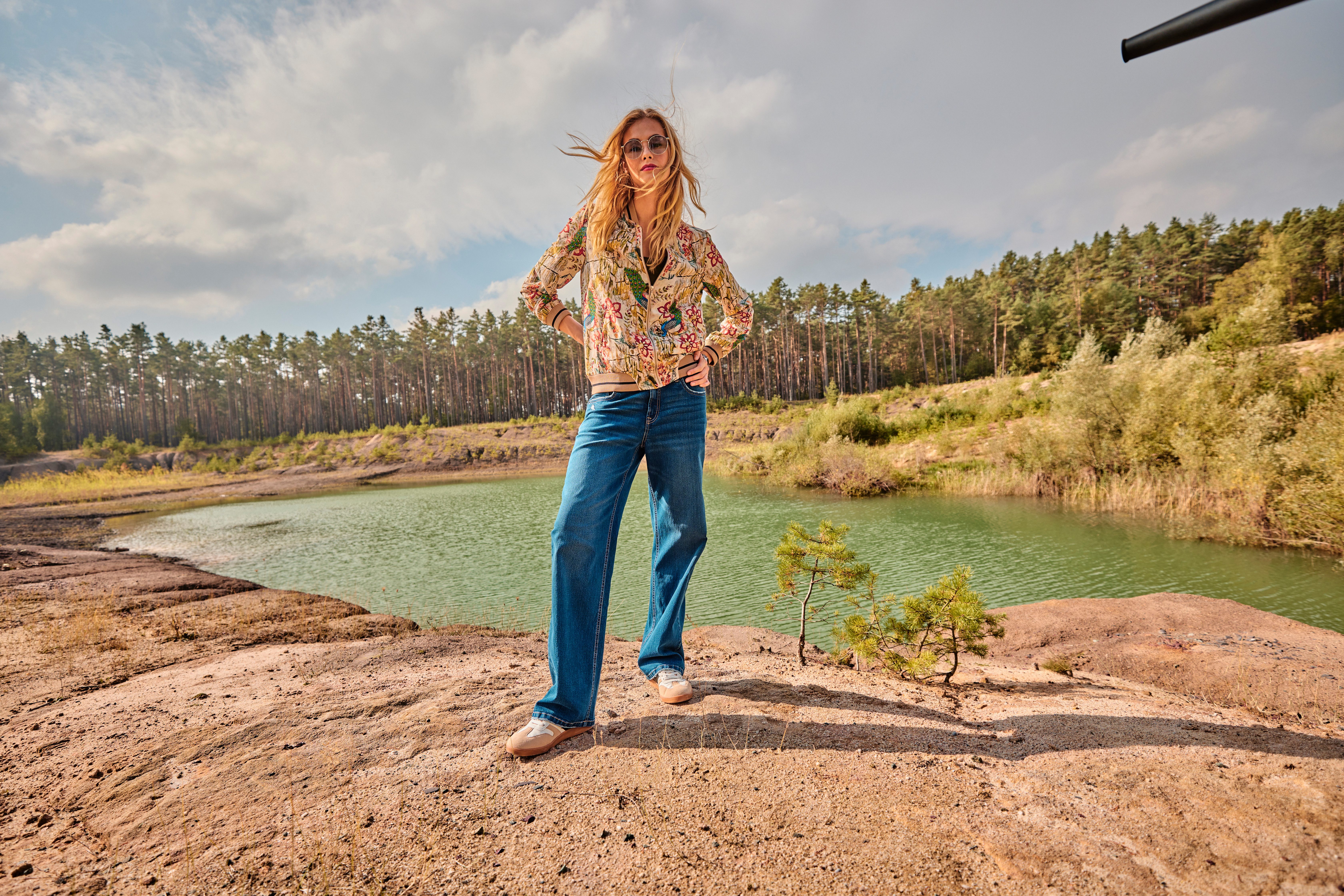 Aniston CASUAL Blouson met kleurrijke pauwen en bloemen bedrukt - nieuwe collectie