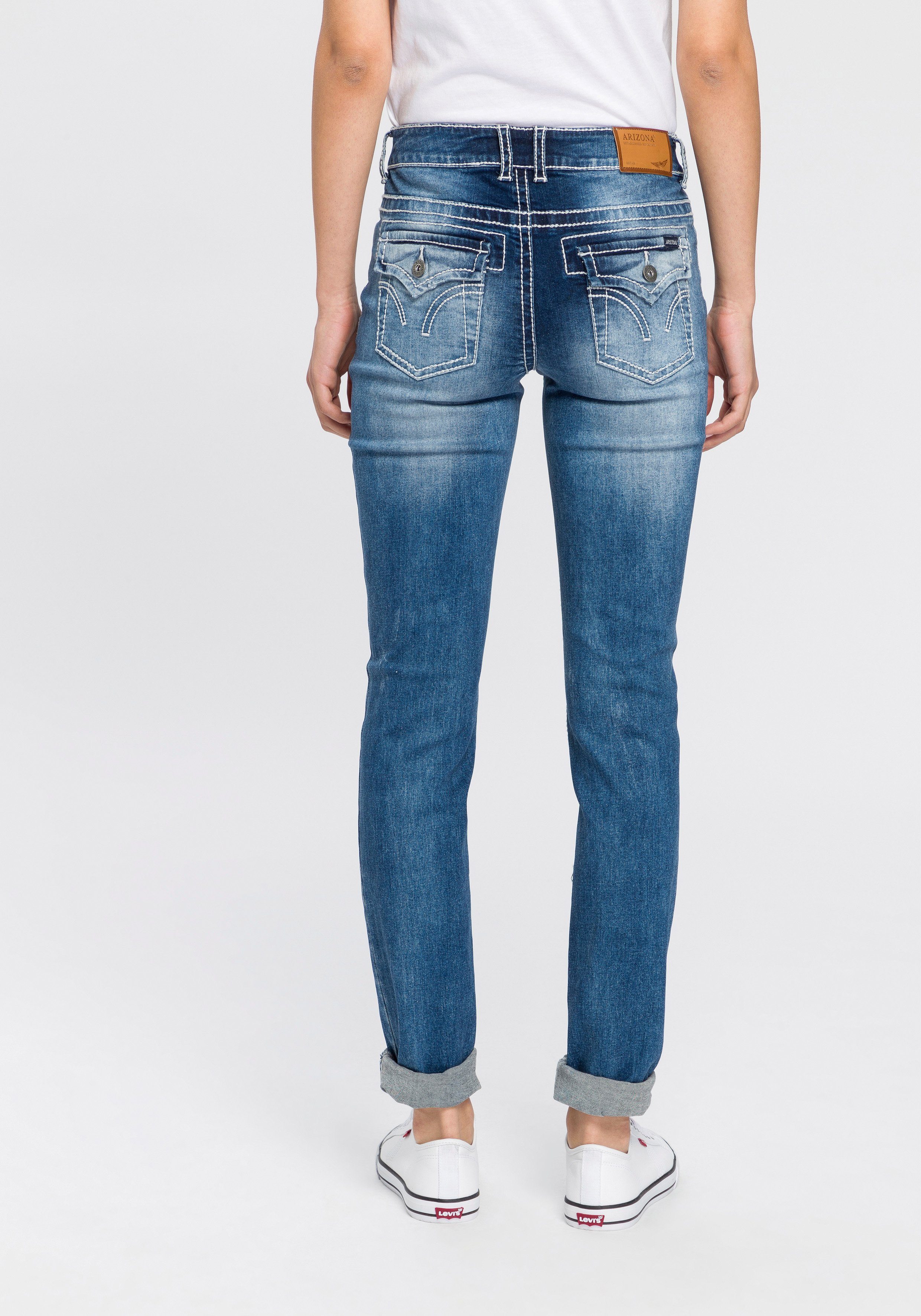 Arizona Skinny fit jeans Met contrastnaden en klepzakken lange broekpasvorm, met destroyed-effecten, lage taille