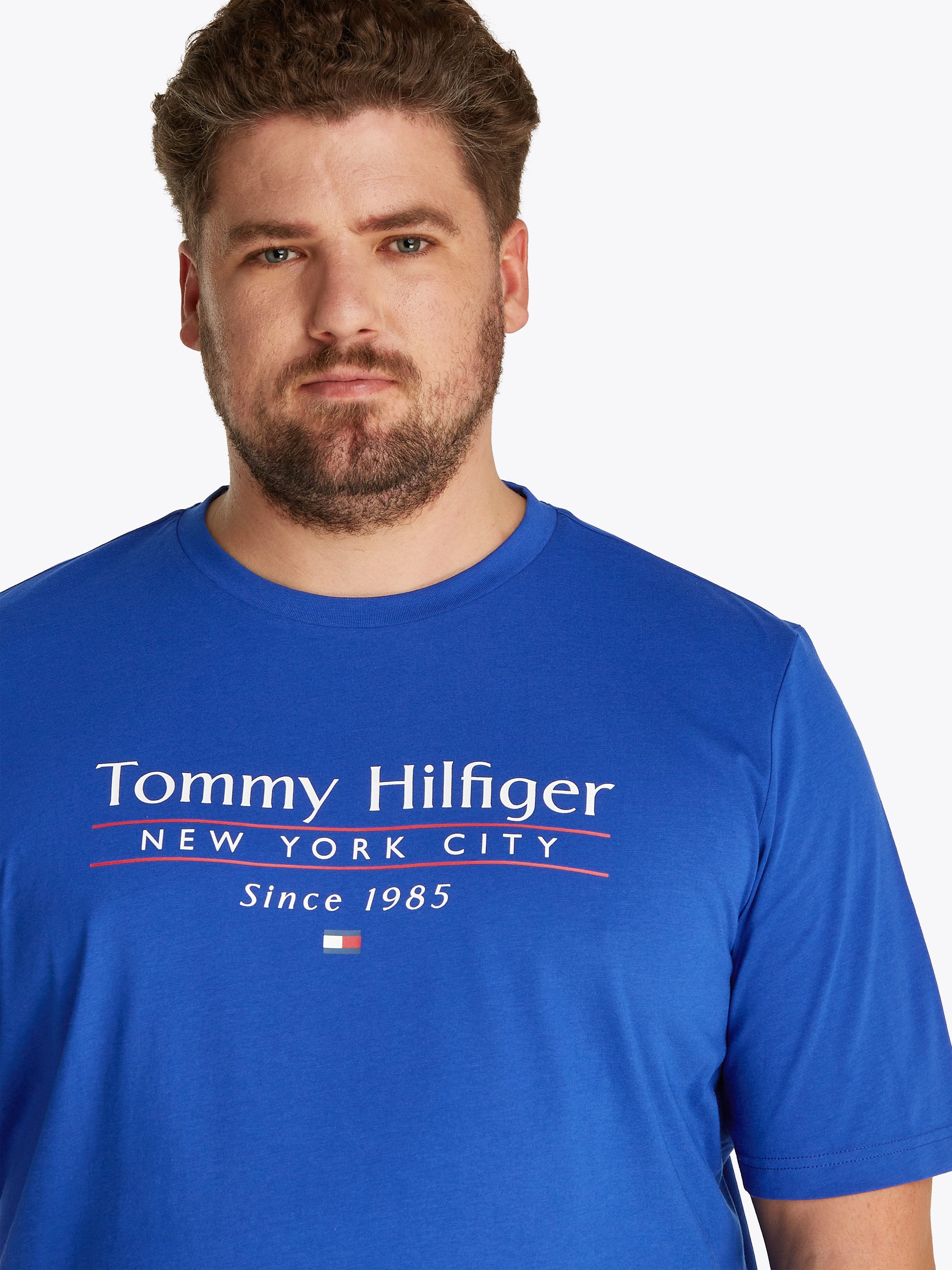 Tommy Hilfiger T-shirt BT-HILFIGER CENTER STACK TEE-B Grote maten, met meerkleurige print