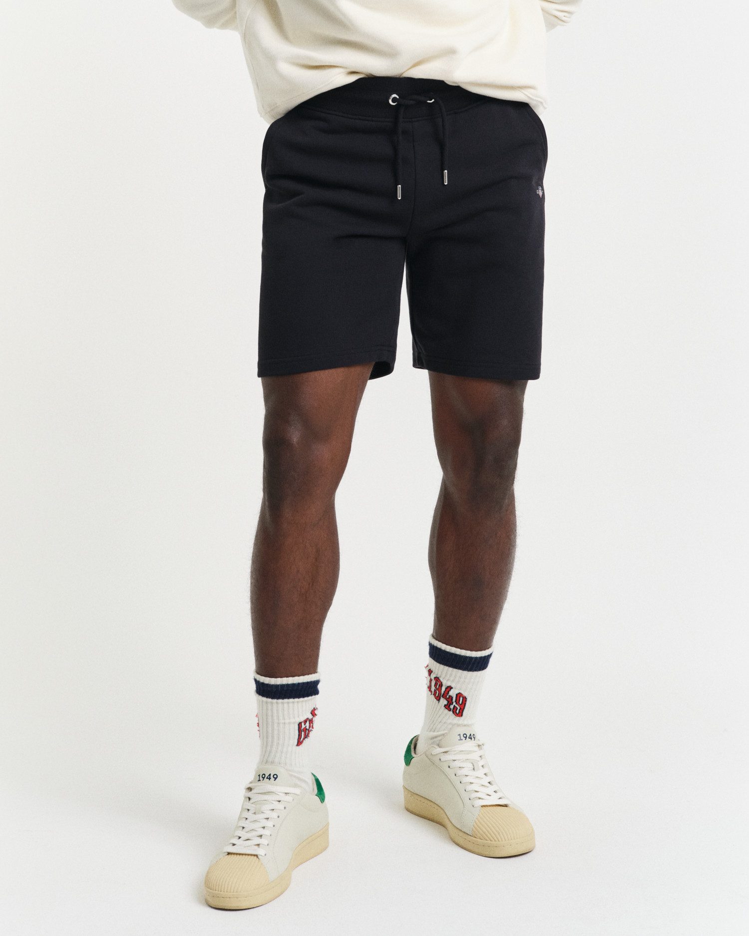 Gant Sweatshort REG SHIELD SWEAT SHORTS met een kleine logo-borduur onder de insteekzak