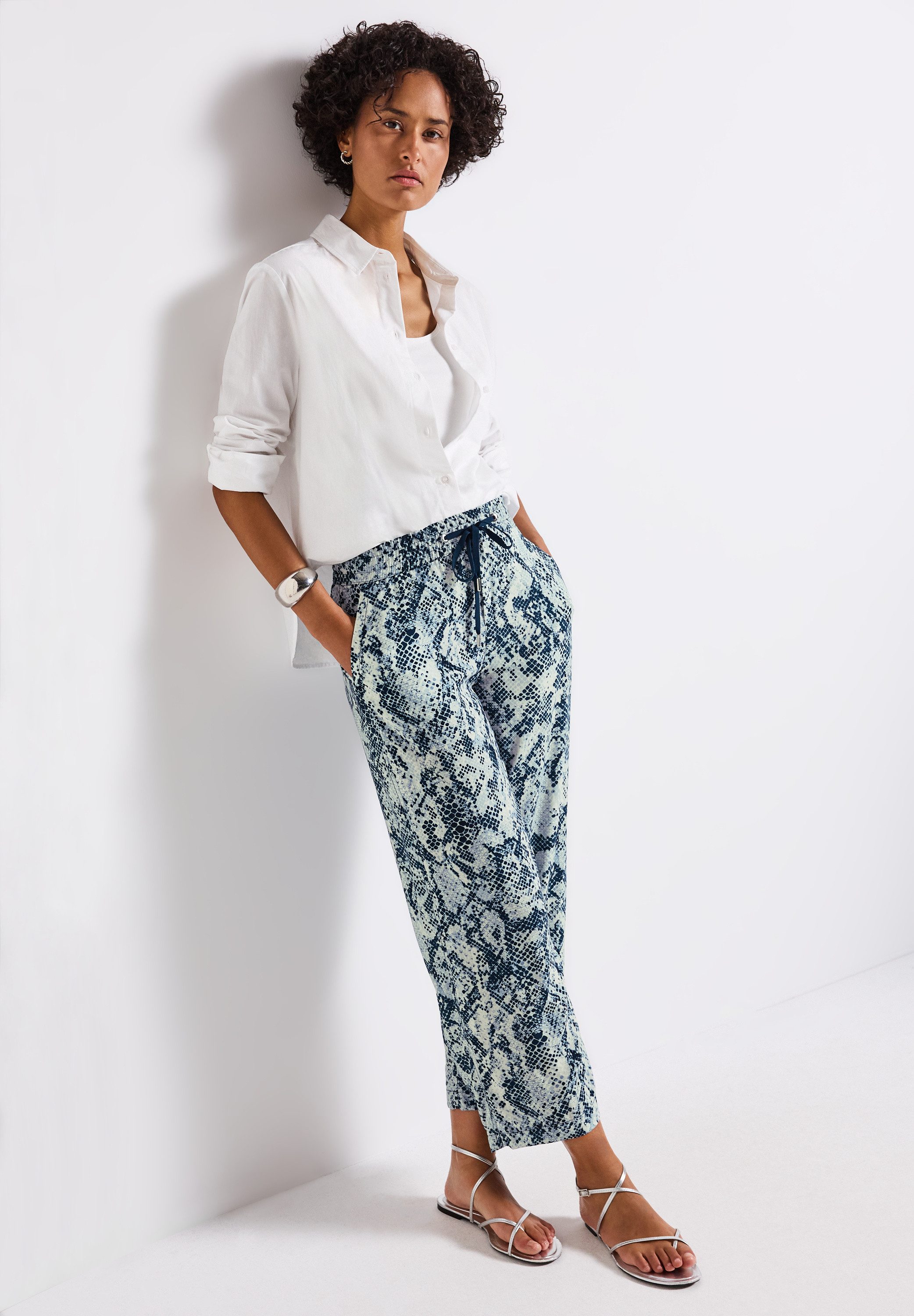 STREET ONE Stoffen broek Style Emee met elastische tailleband en tunnelkoord, met grafisch patroon