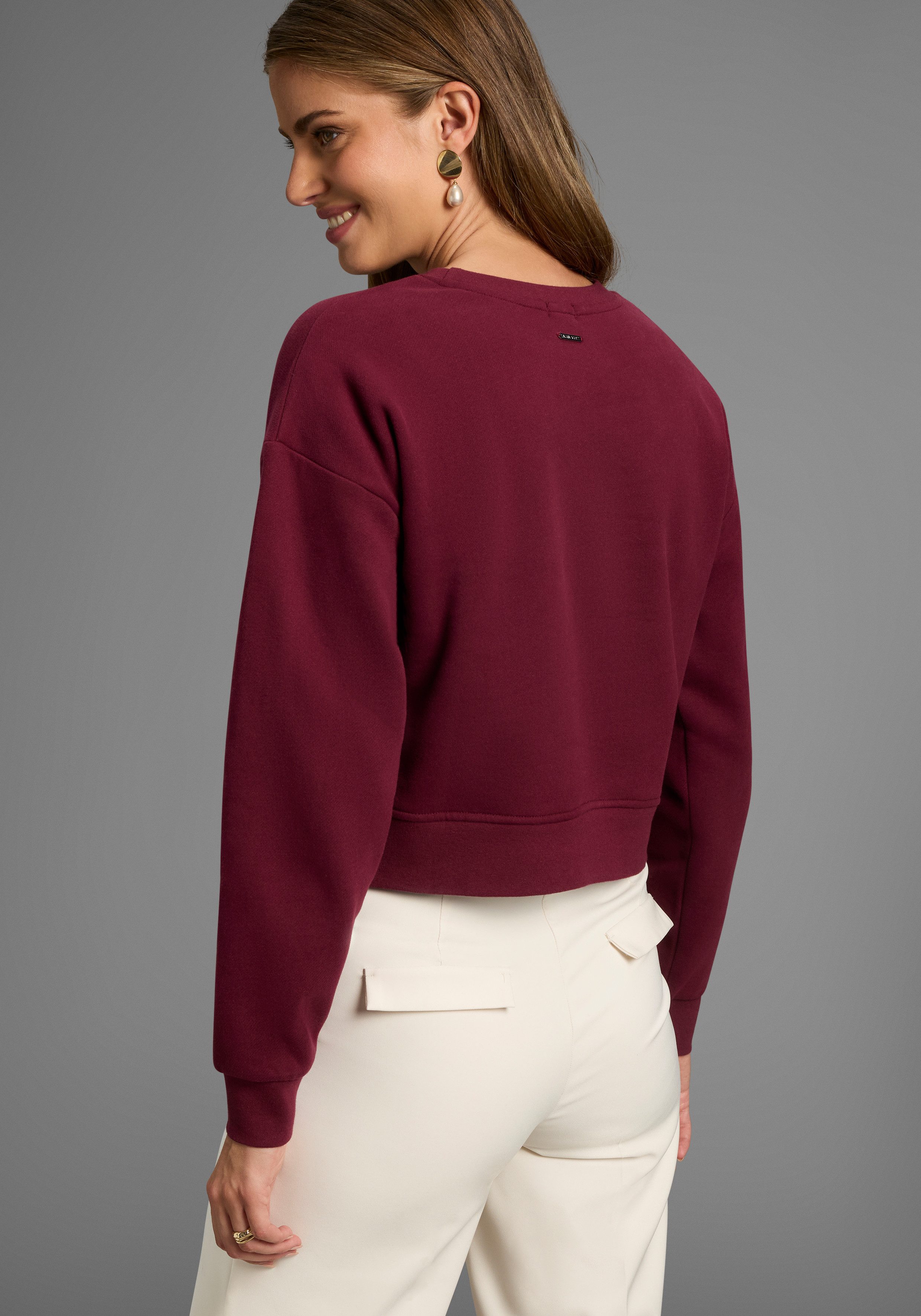 Laura Scott Sweatshirt Cropped model