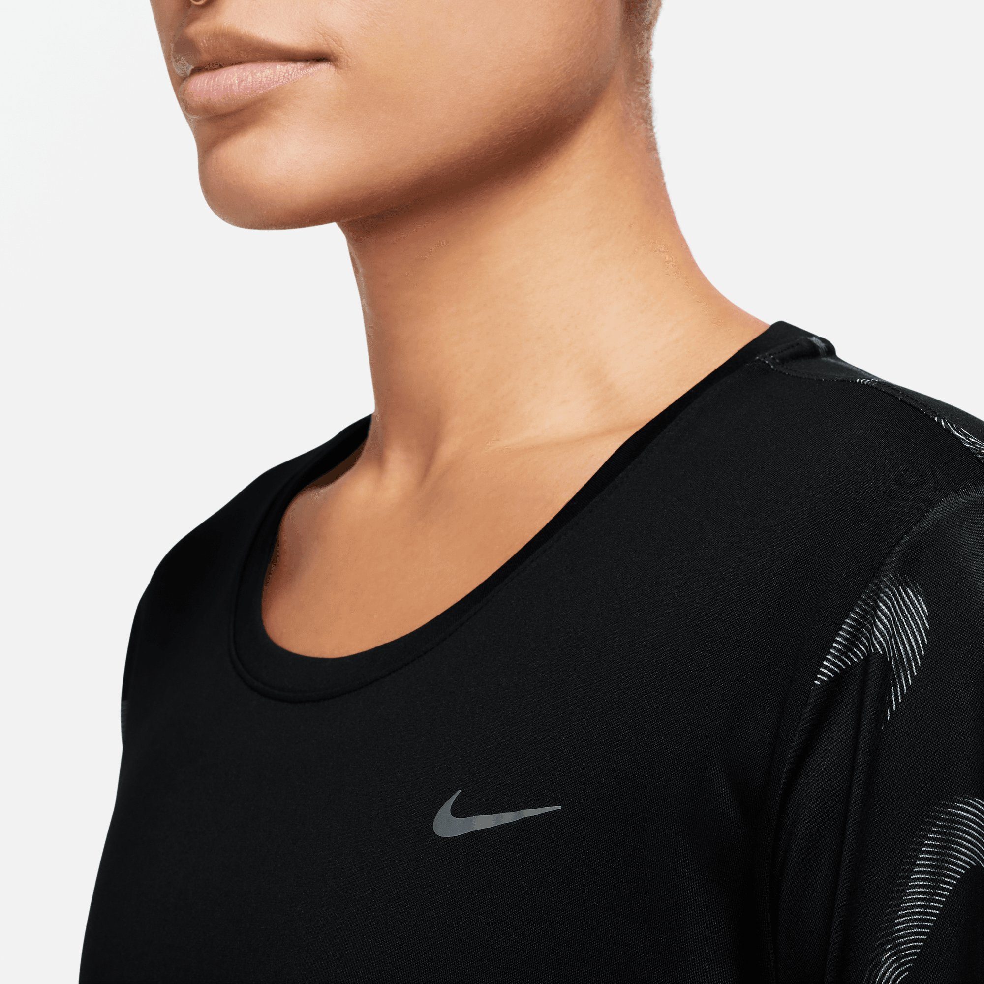 Nike Runningshirt SWOOSH DRI-FIT WOMEN'S PRINTED SHORT-SLEEVE CROP TOP