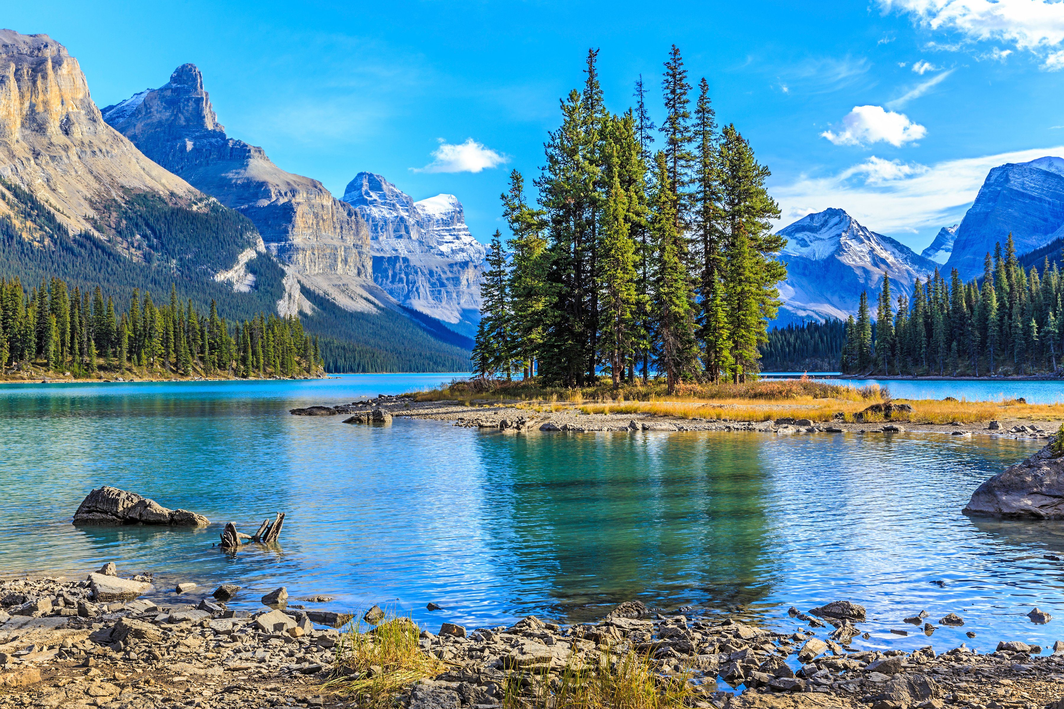 Papermoon Fotobehang Spirit IJsland in Maligne Lake