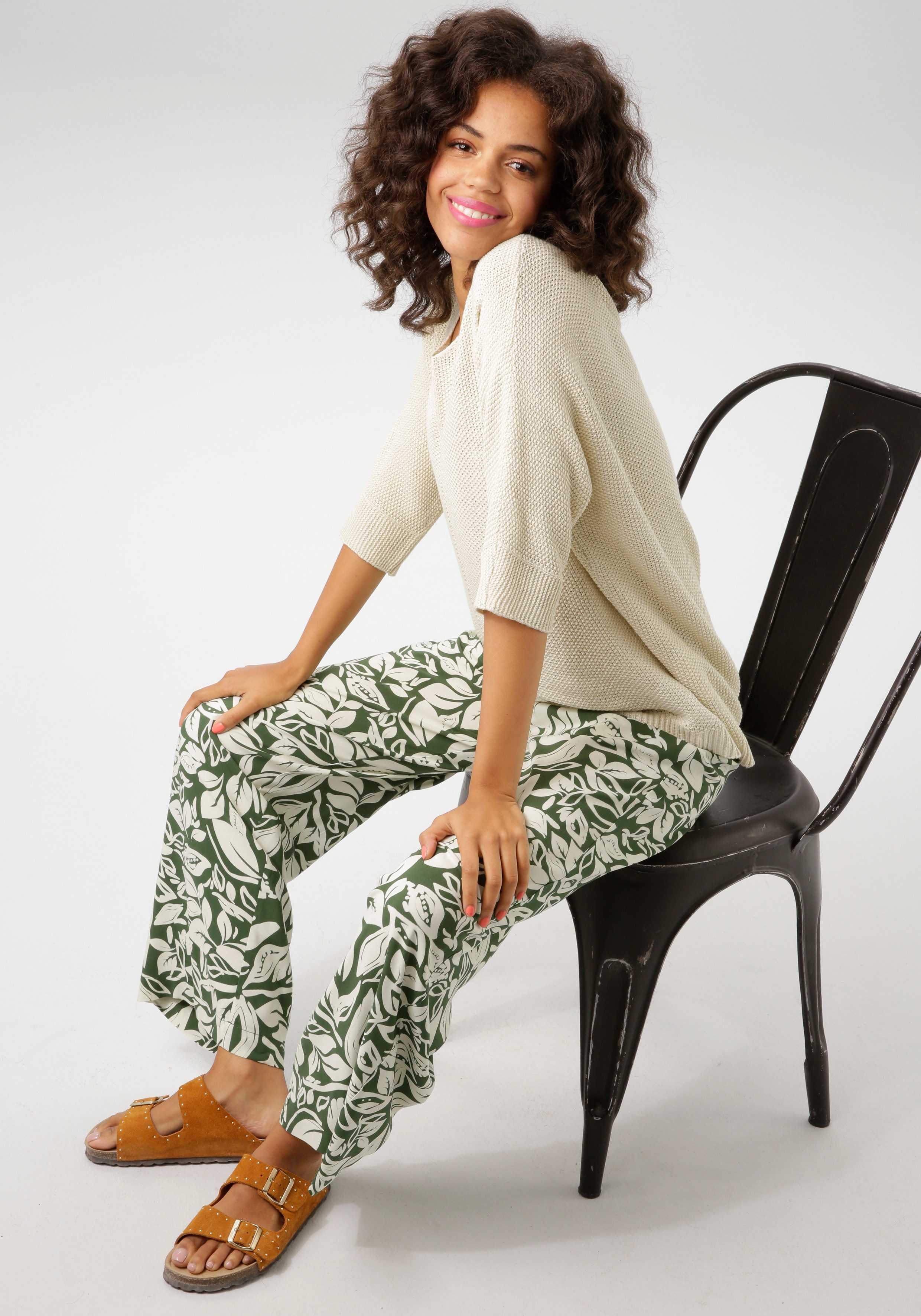 Aniston CASUAL Comfortbroek met fantasierijke bladeren bedrukt