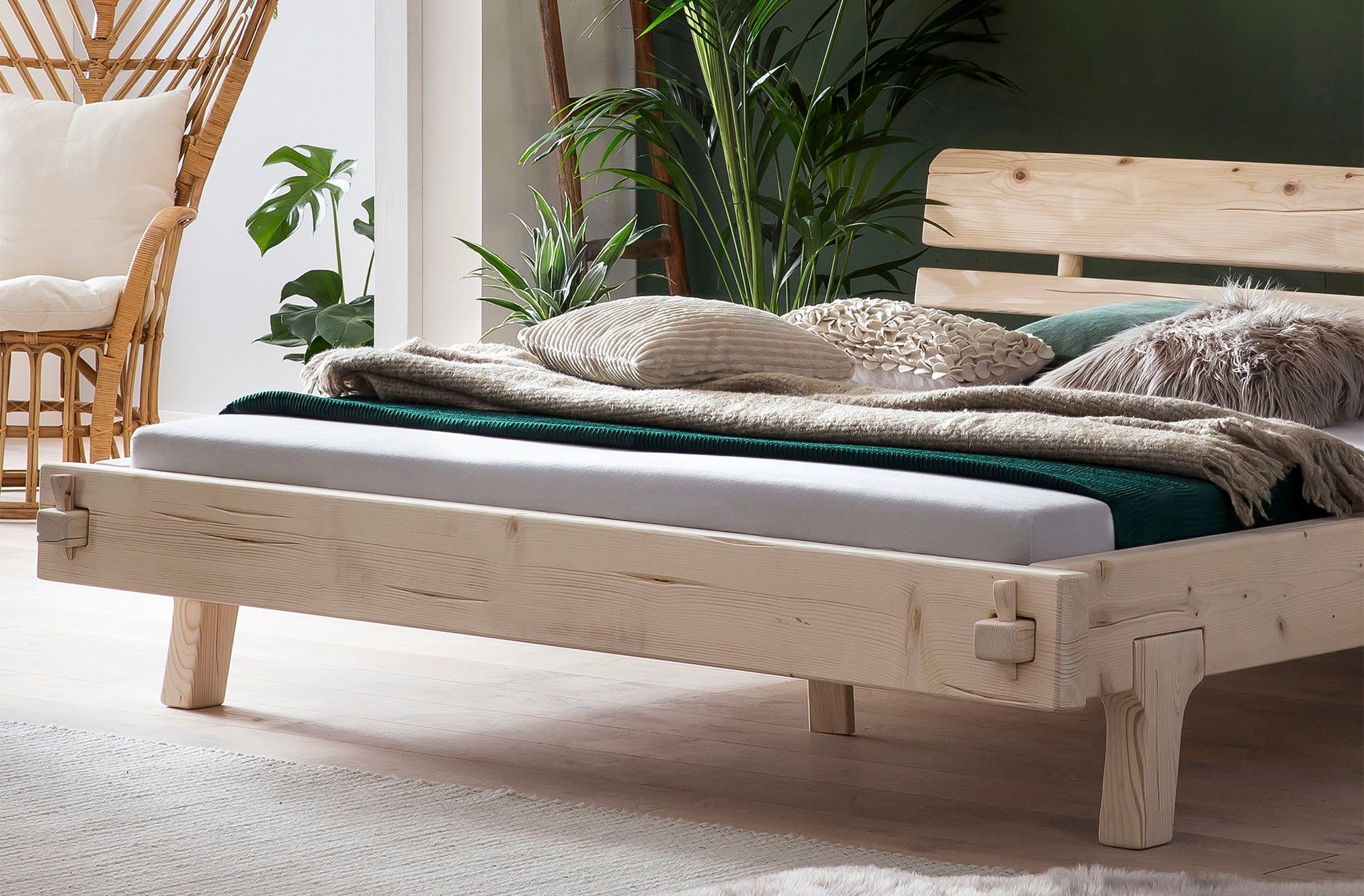 SalesFever Houten bed van massief vurenhout, balkenbed in authentieke look, in landhuis stijl