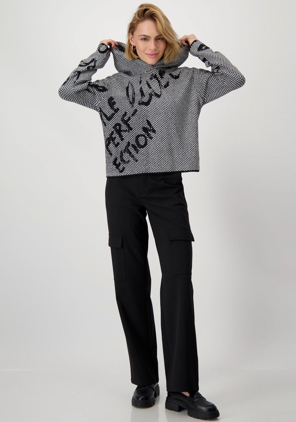 Monari Capuchontrui Pullover jacquard + tekst