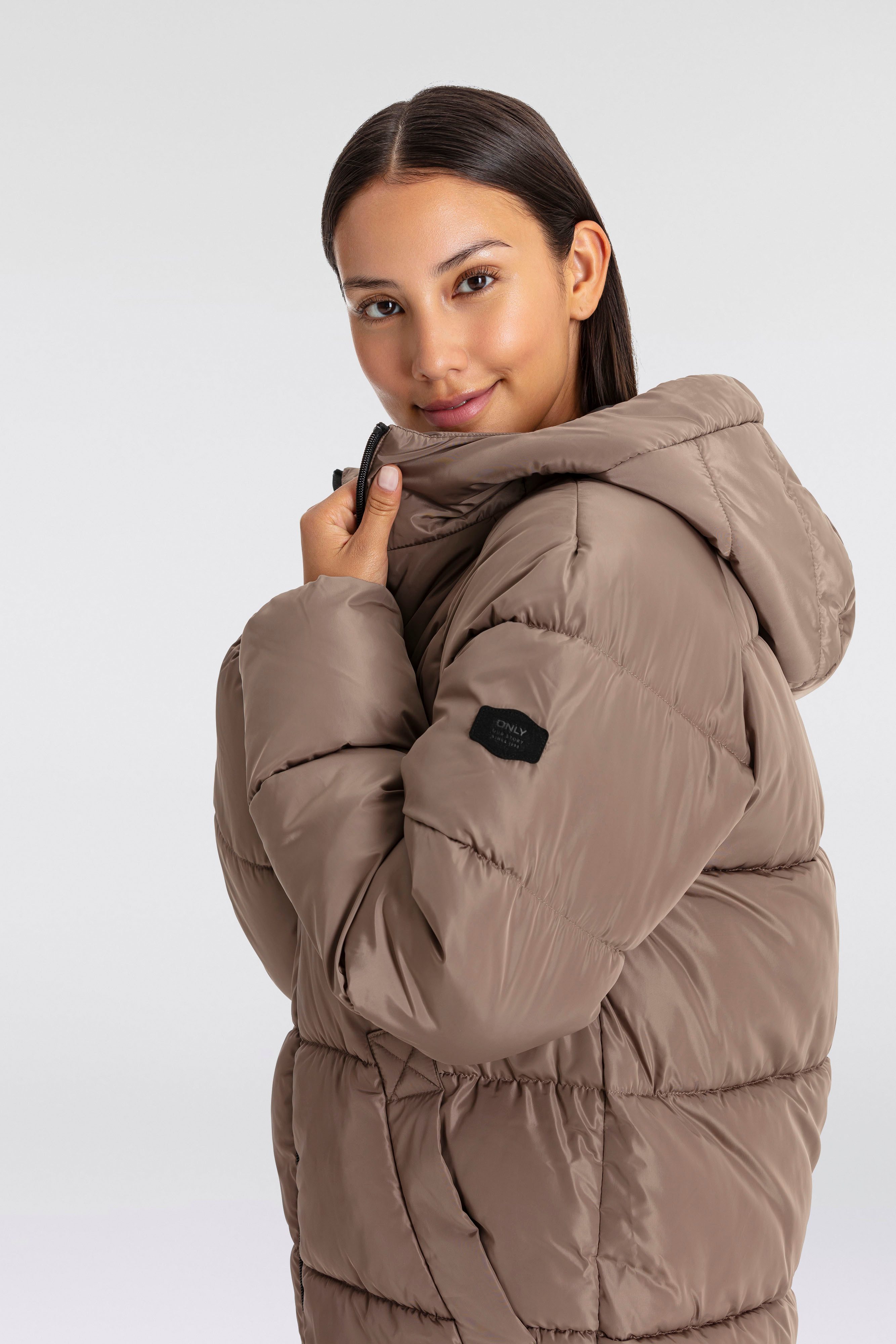 Only Gewatteerde jas ONLAMAND LONG PUFFER COAT CS OTW met capuchon en praktische 2-weg rits