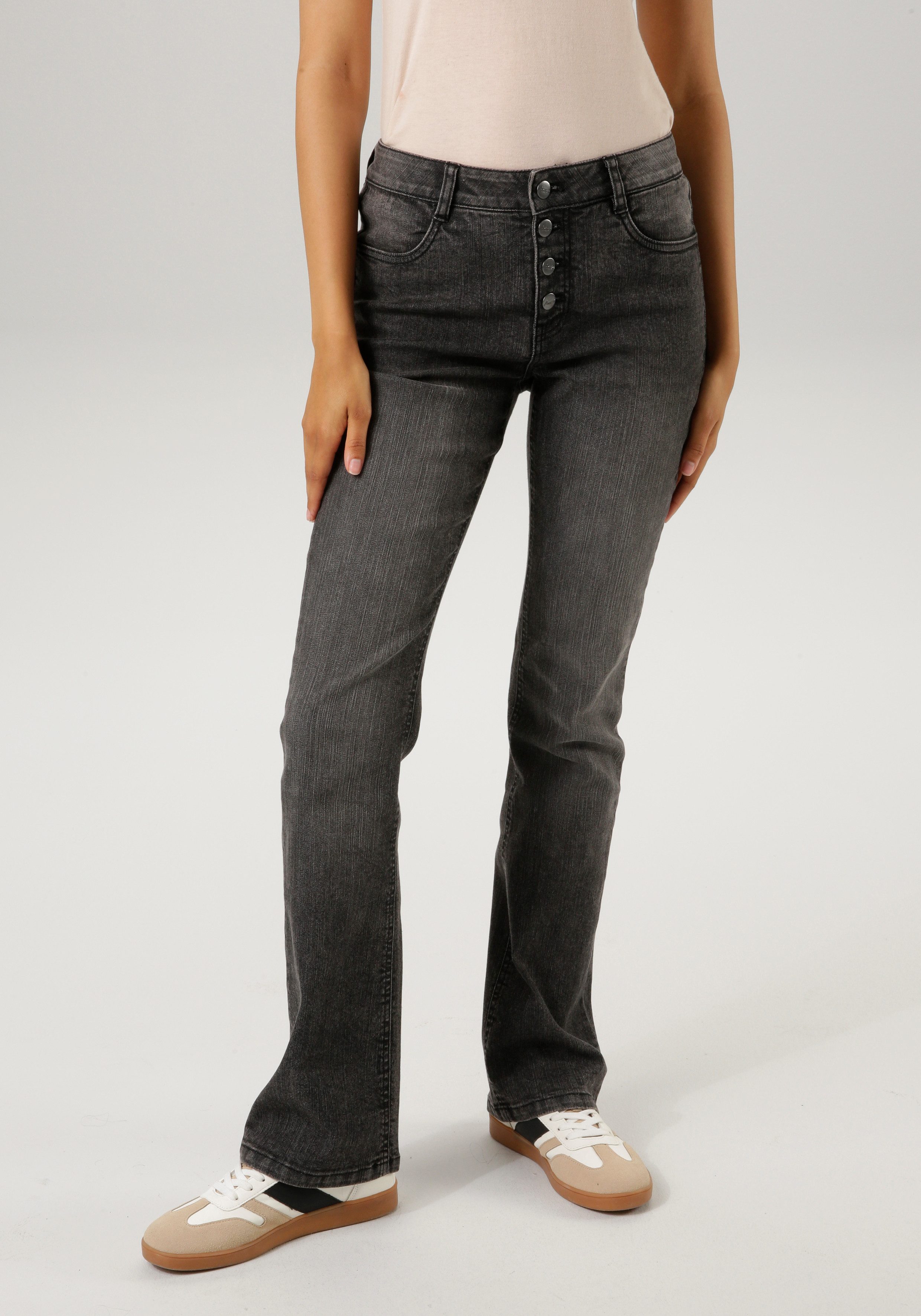 Aniston CASUAL Bootcut jeans met decoratieve knoopsluiting