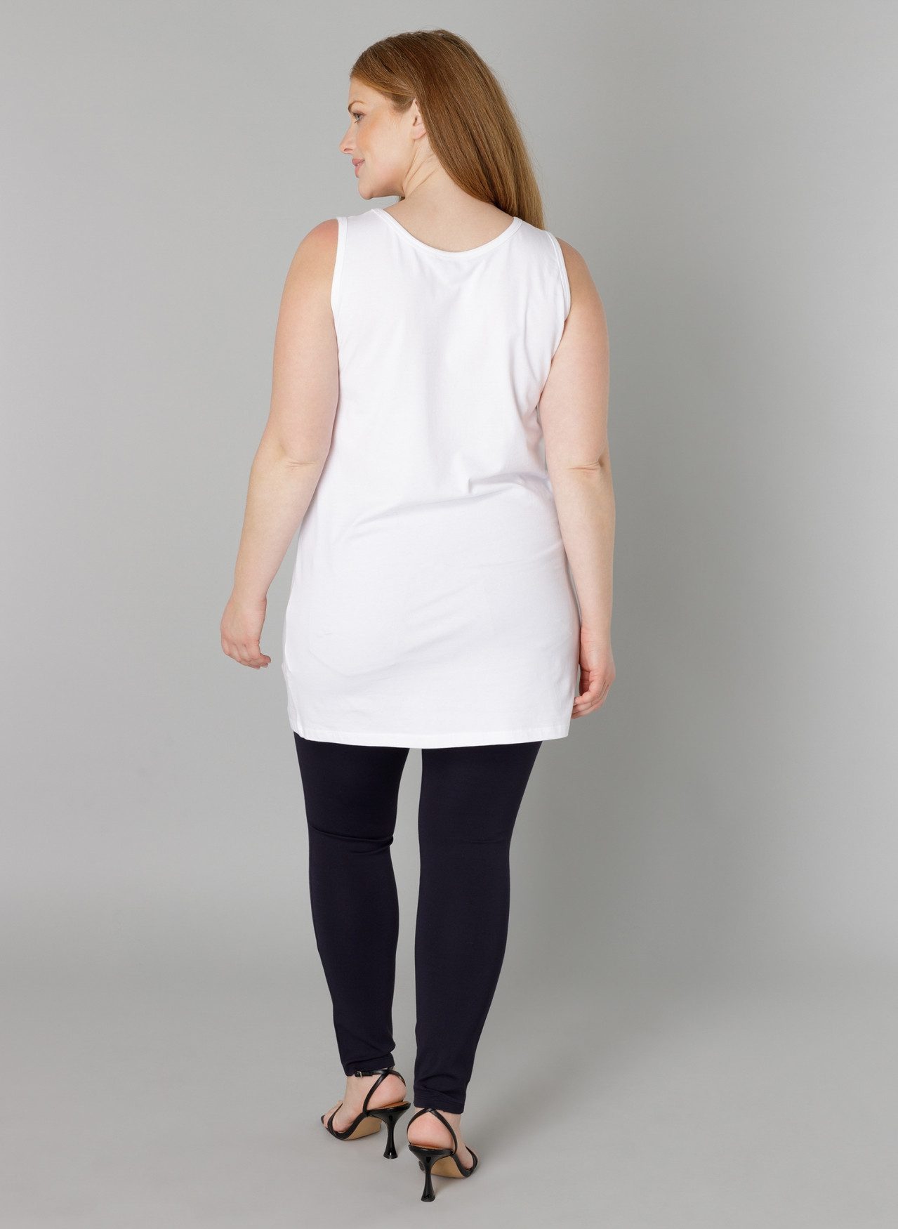 Base Level Curvy Top Over de heupen vallend model met splitjes bij de zoom
