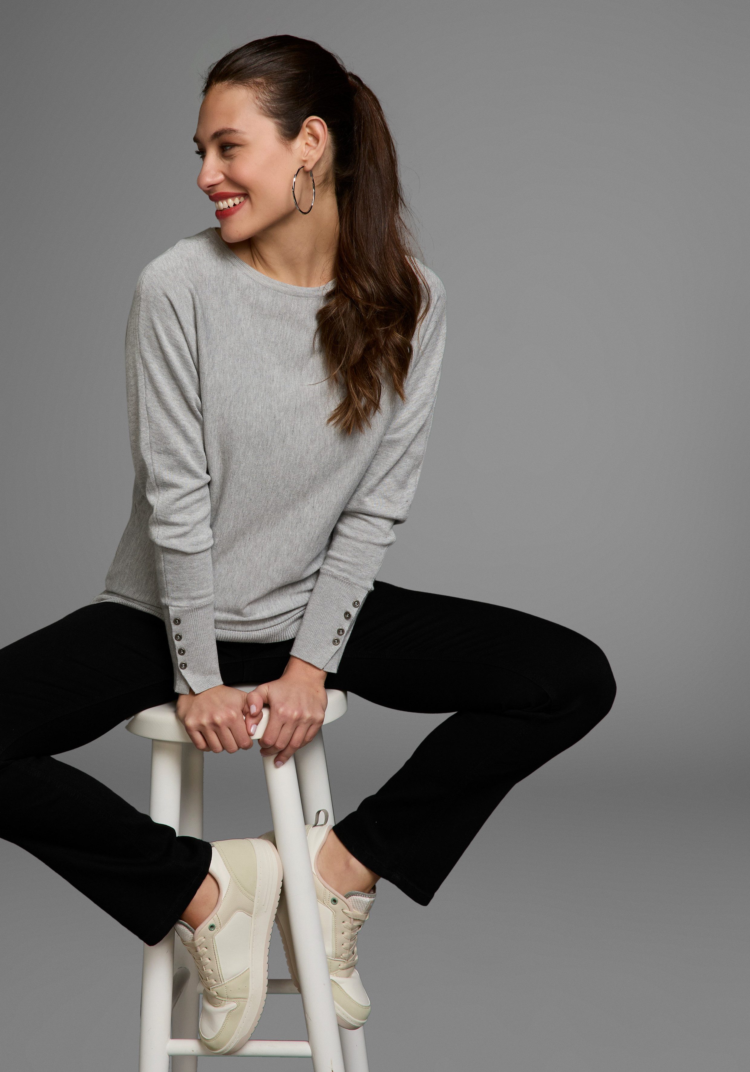 Laura Scott Trui met vleermuismouwen met sierknoopsluiting