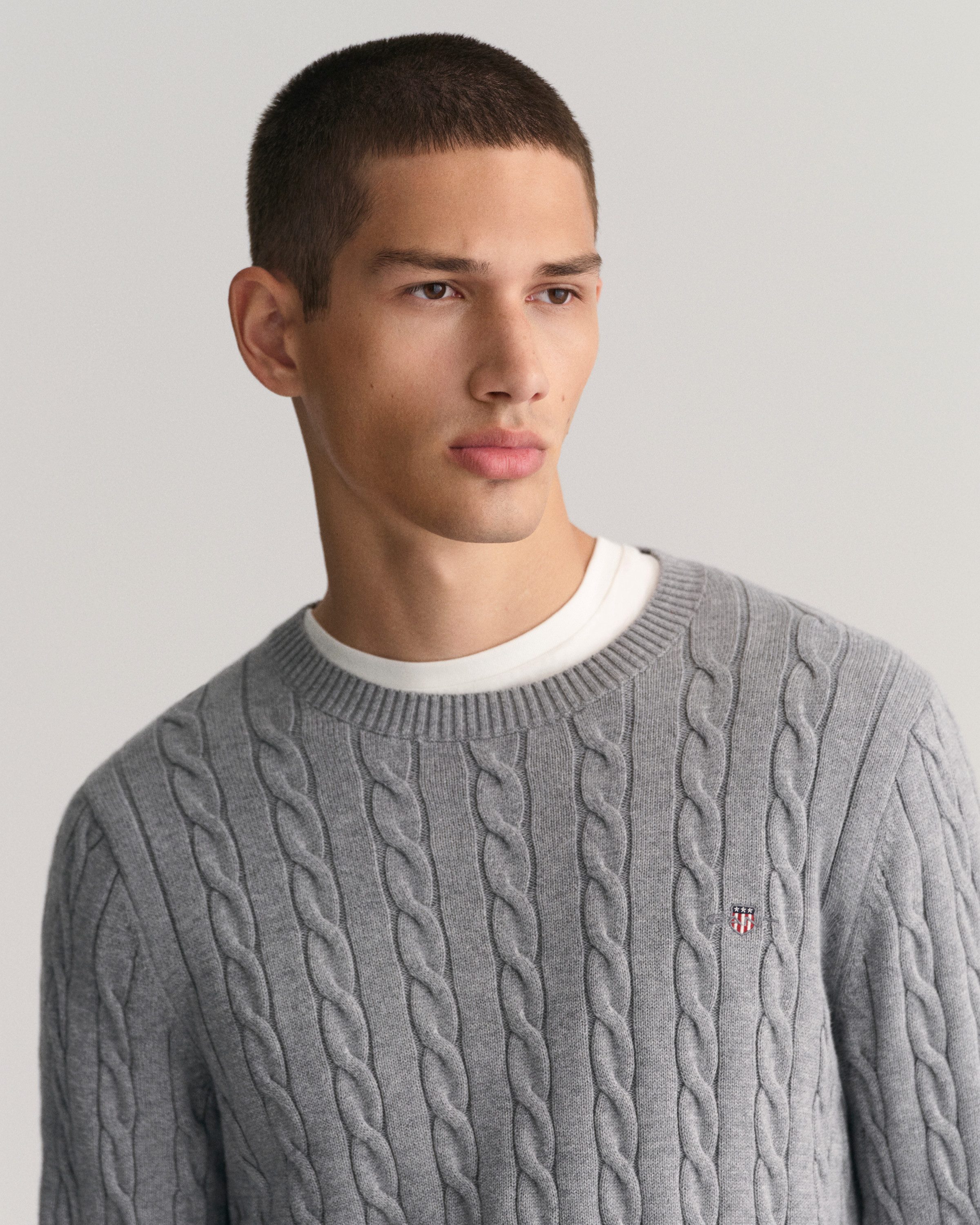 Gant Gebreide trui COTTON CABLE C-NECK met wapen-logo borduurwerk op de borst