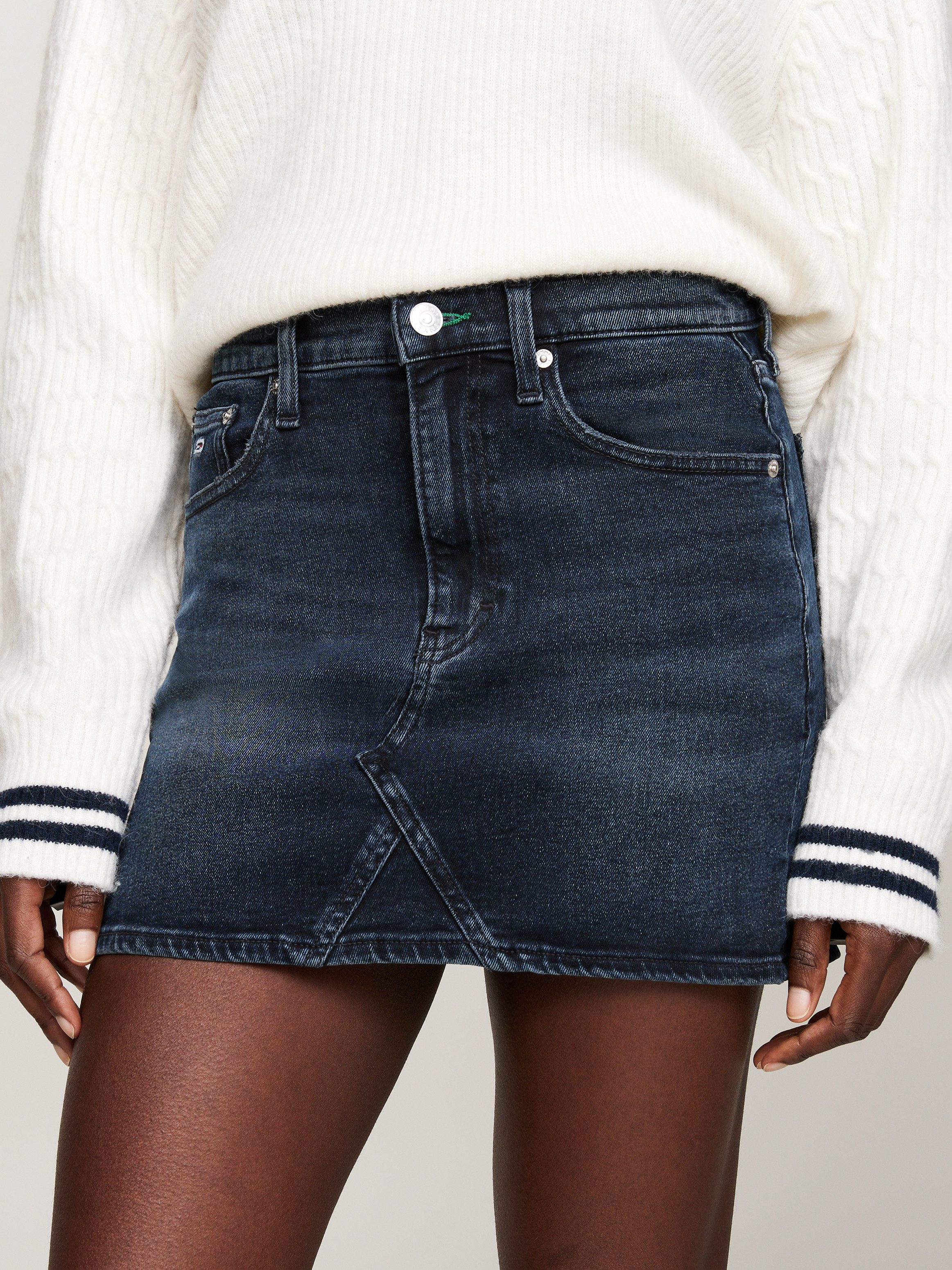 TOMMY JEANS rok IZZIE MR MN SKIRT DH6268 met used-wassing in 5-pocket stijl