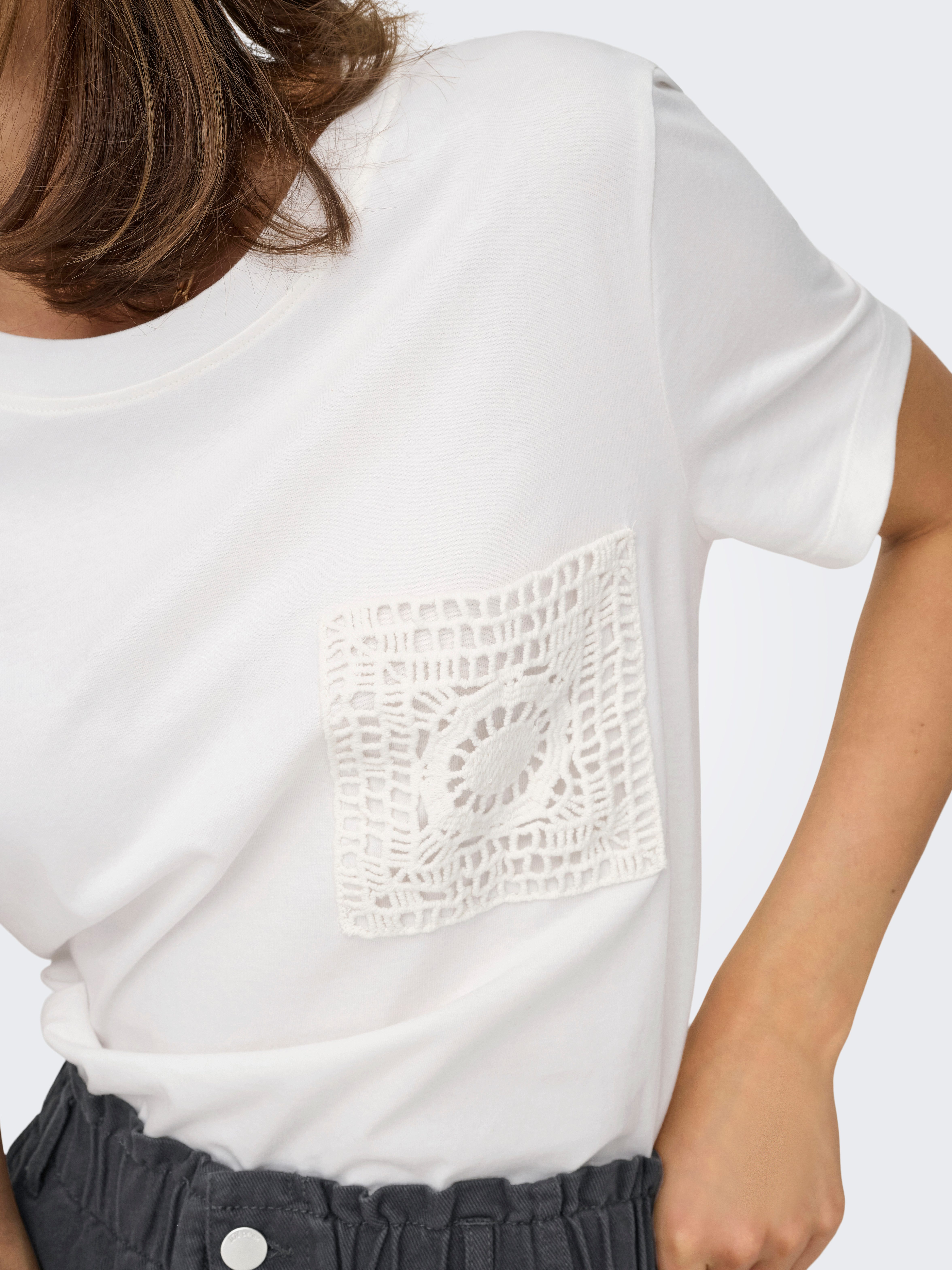 JDY Shirt met korte mouwen JDYSELMA S/S CROCHET POCKET TOP JRS NOOS