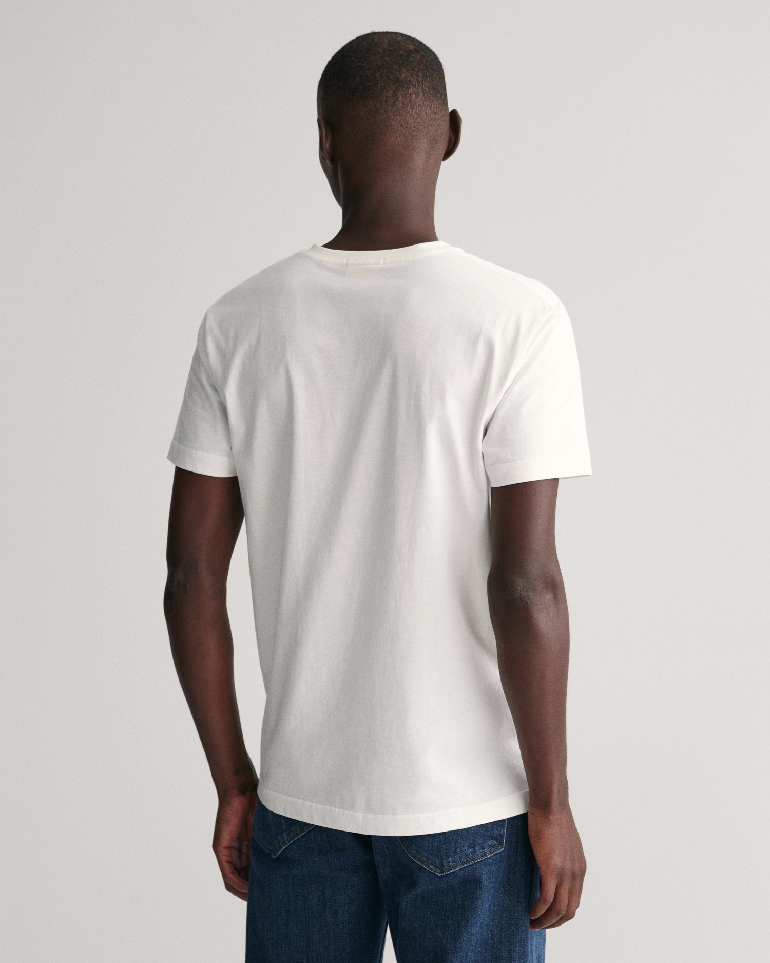 Gant T-shirt SLIM SHIELD V-NECK T-SHIRT met een klein geborduurd logo op de borst