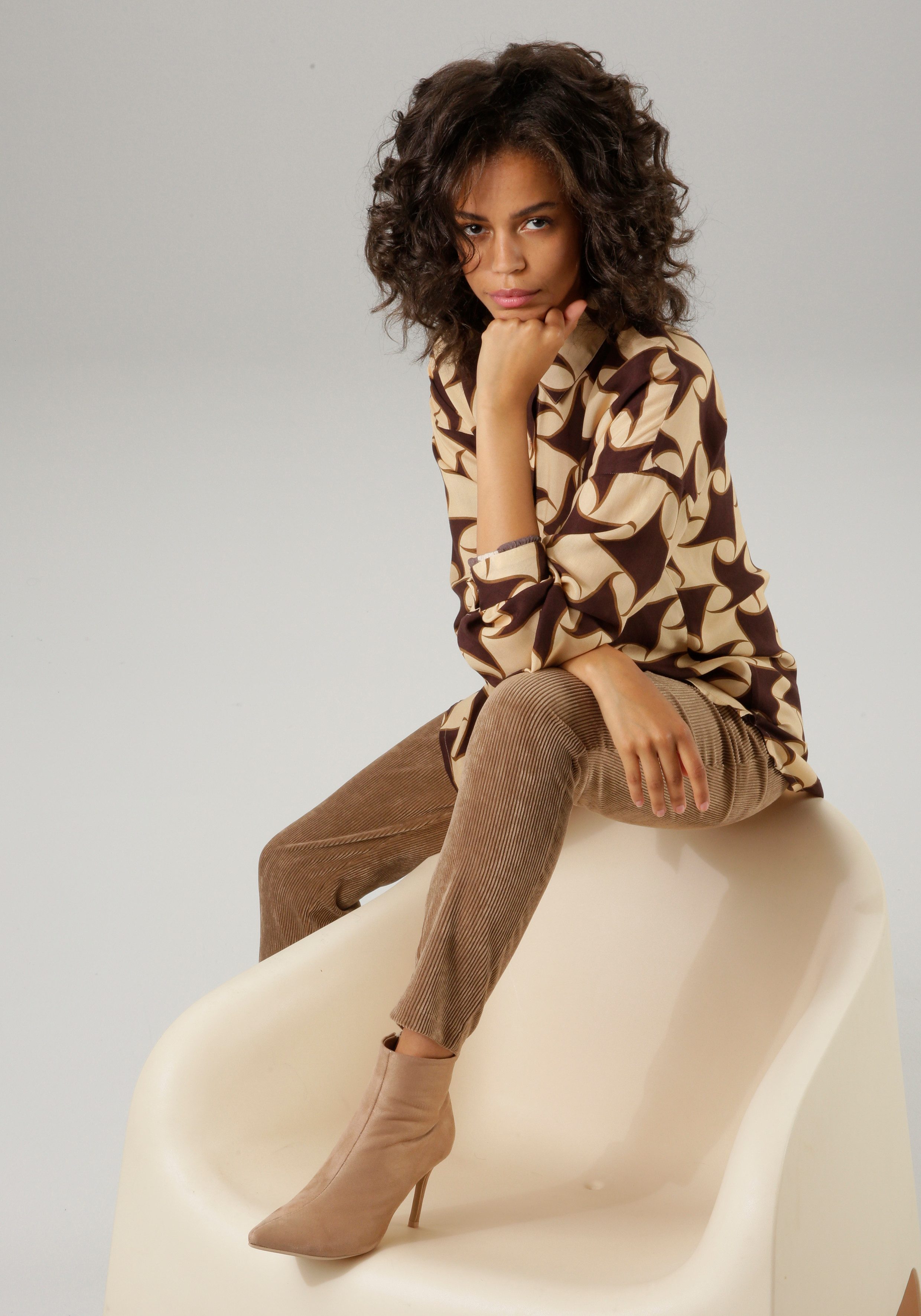Aniston CASUAL Overhemdblouse met kleurharmonische, grafische print