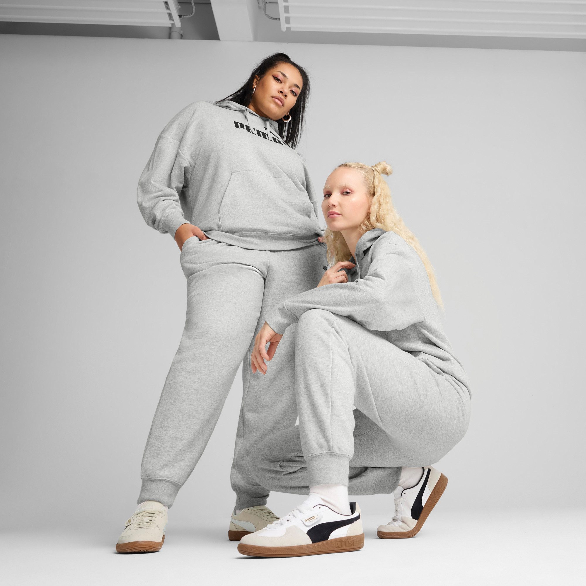 PUMA Trainingsbroek ESS SMALL NO. 1 LOGO COMFORT HIGH-WAIST SWEATPANTS FL CL