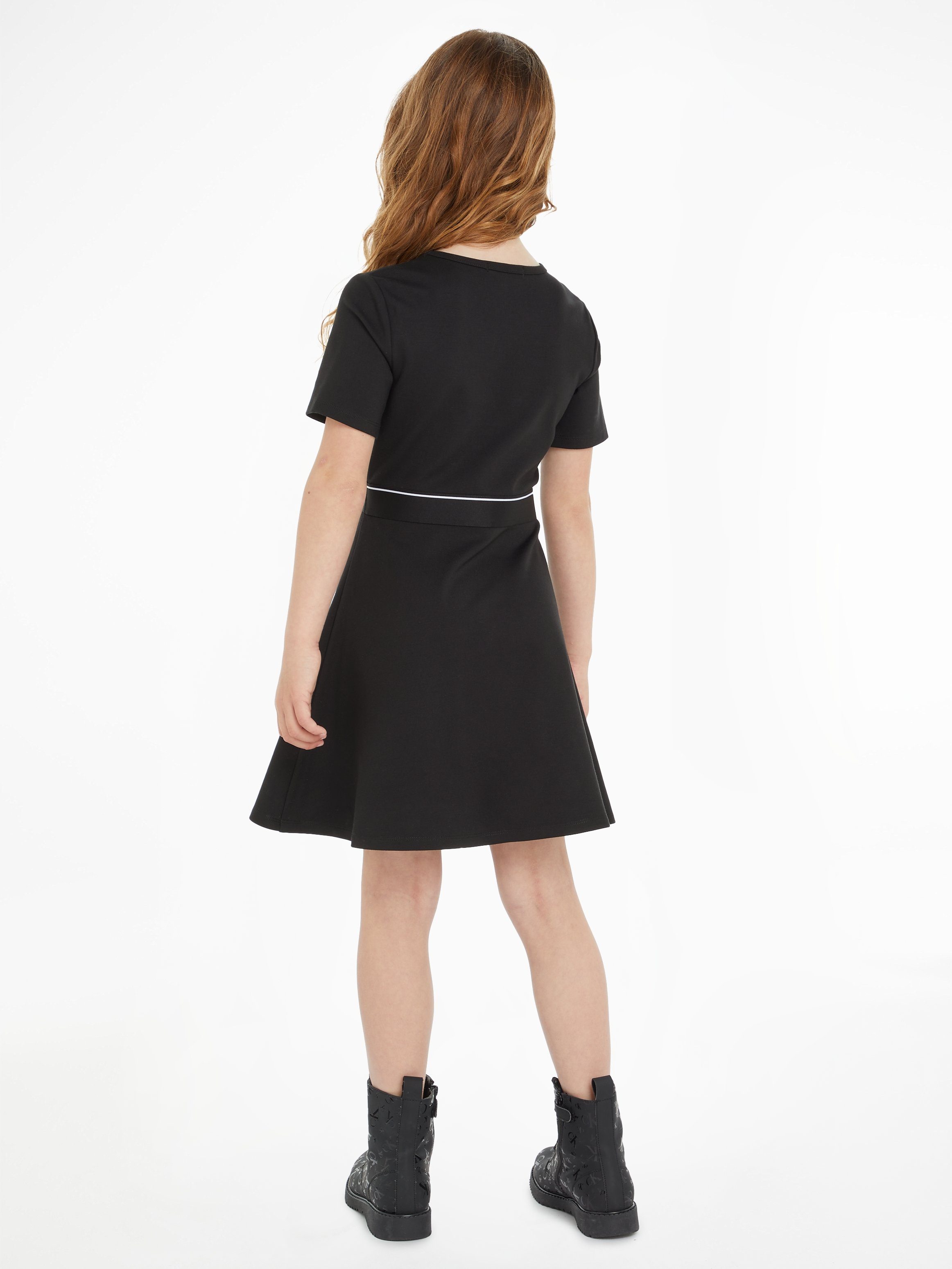 Calvin Klein Blousejurk PUNTO LOGO TAPE SS DRESS voor kinderen tot 16 jaar