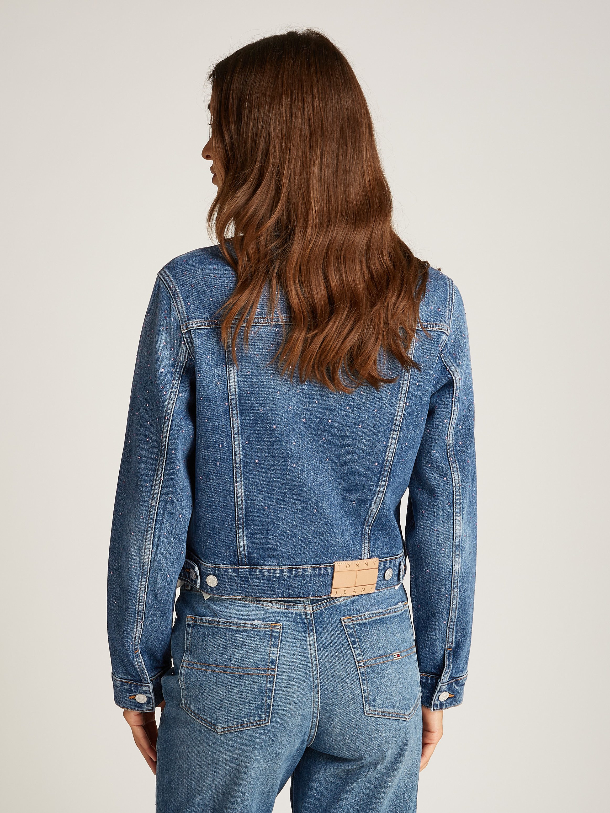 TOMMY Jeansjack CLASSIC TRUCKER JACKET AI6136 met typische trucker-details, met sierstenen