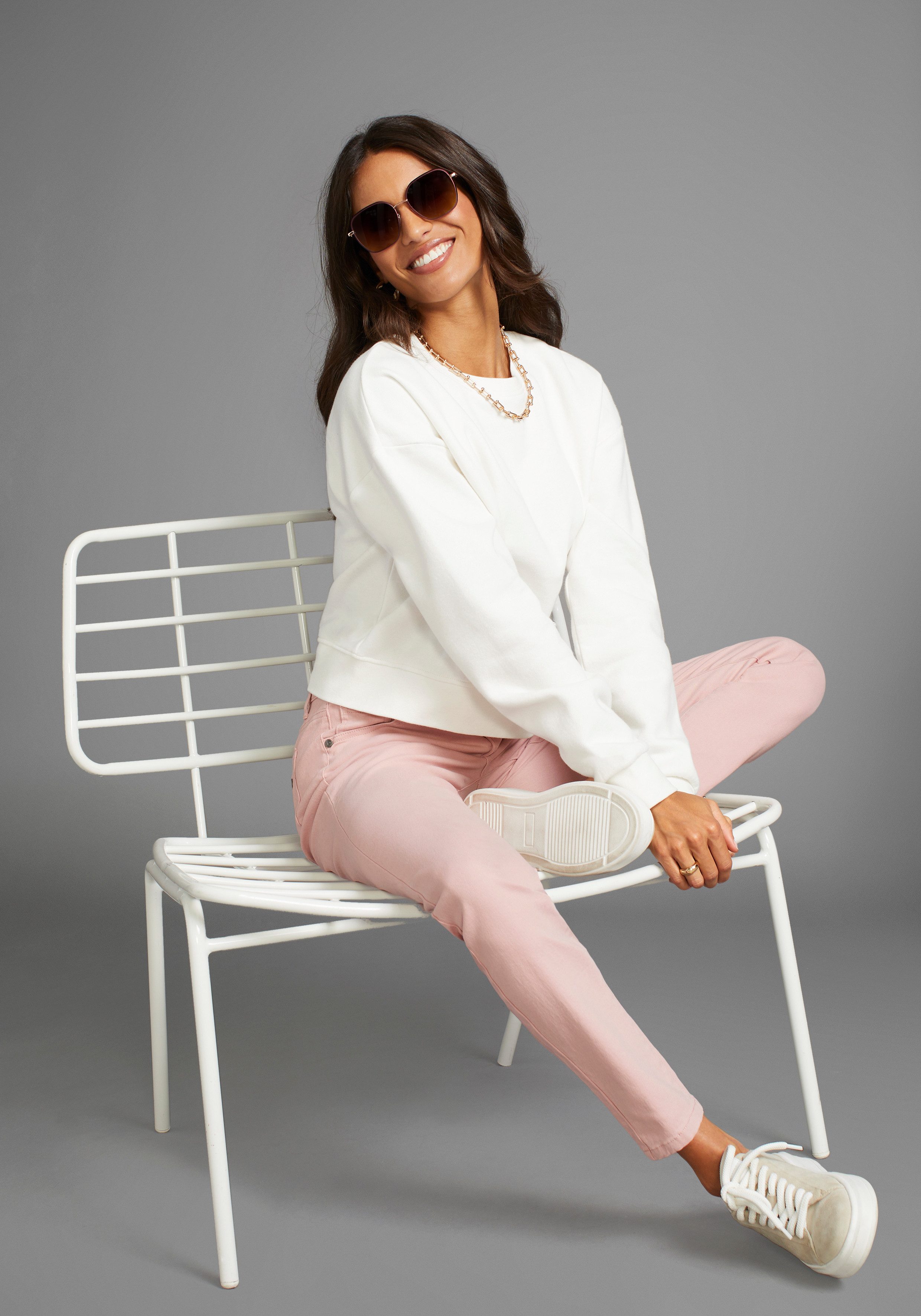 Laura Scott Sweatshirt Cropped model