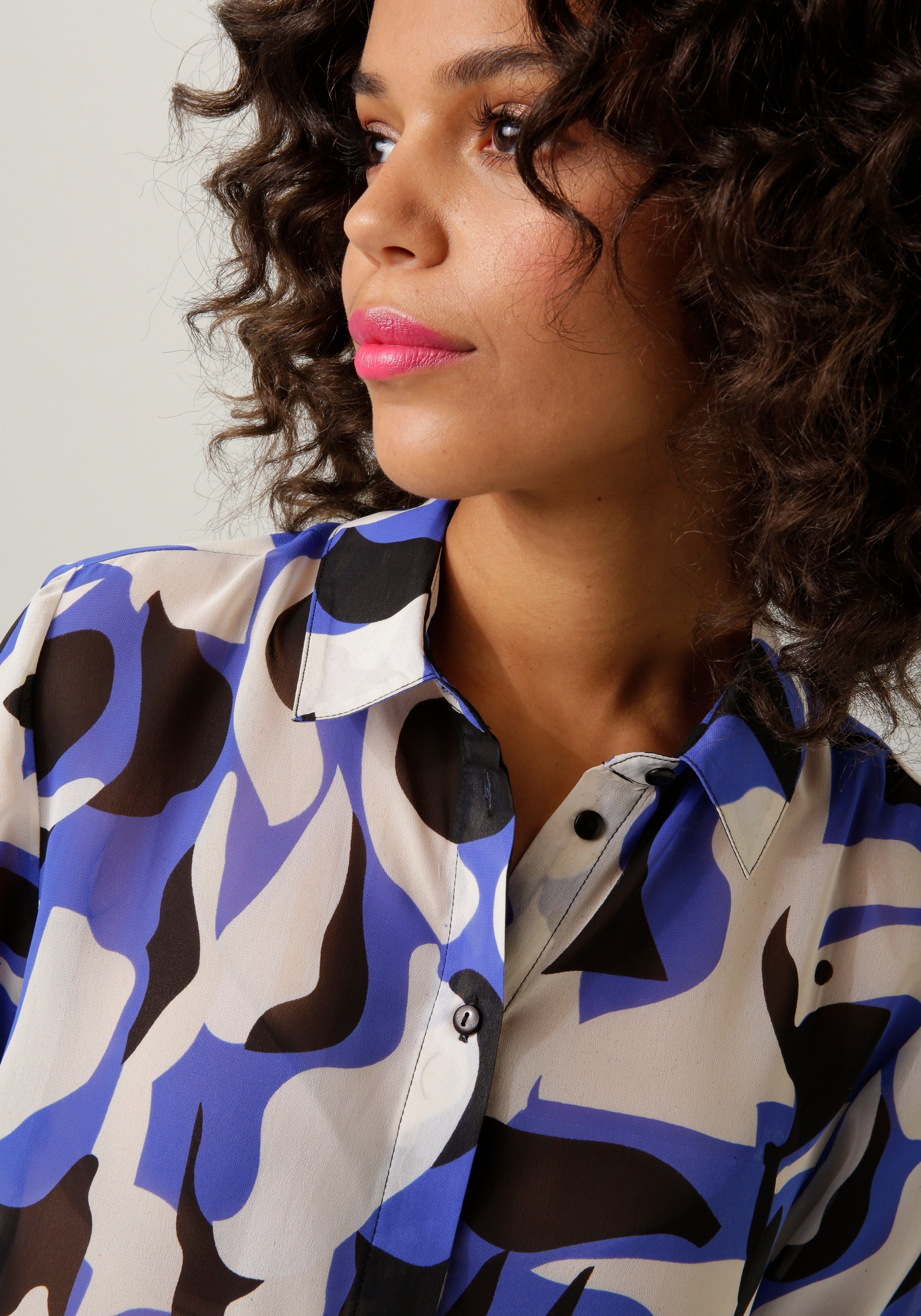 Aniston CASUAL Overhemdblouse met krachtige grafische print