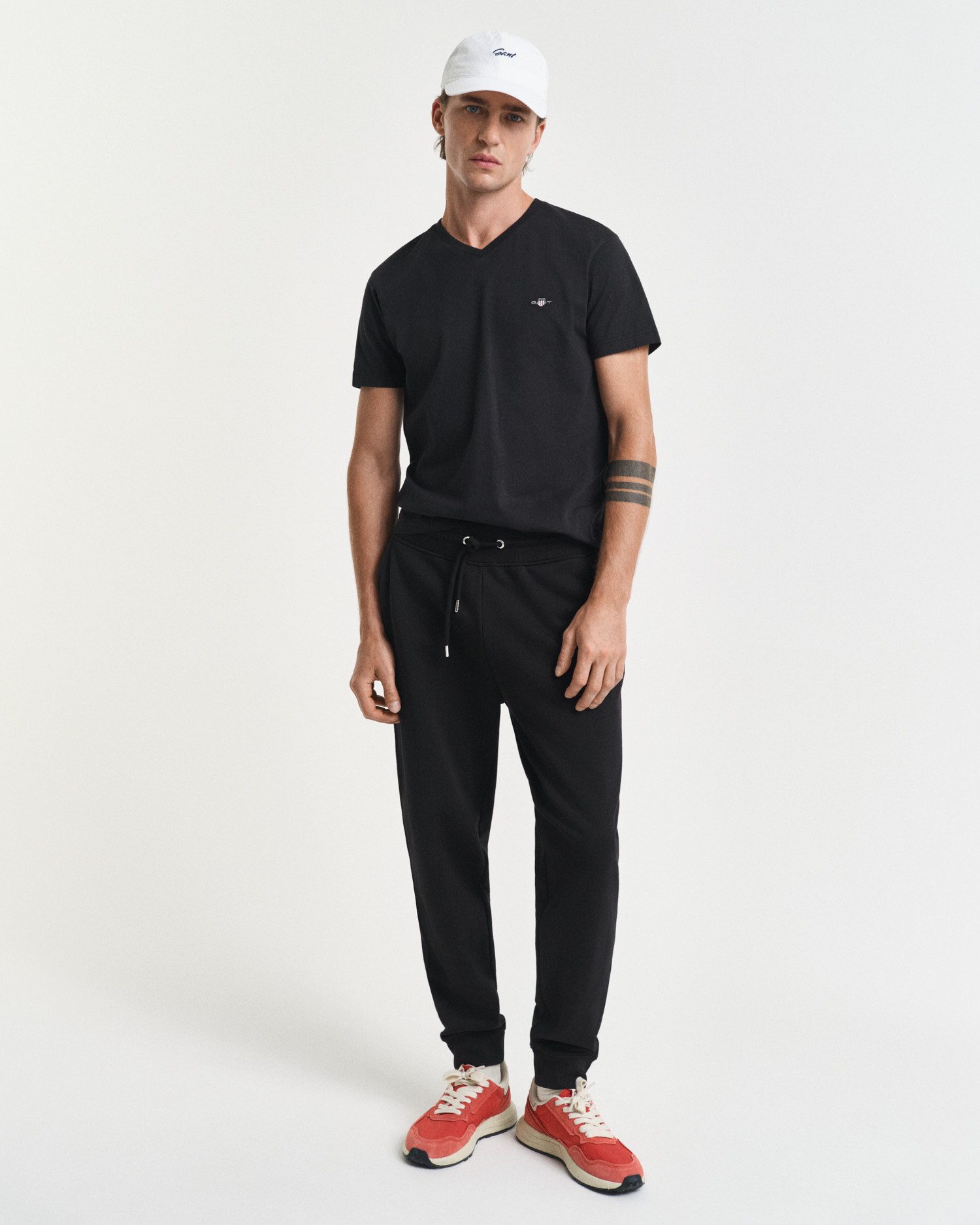Gant Sweatbroek REG SHIELD SWEATPANTS met logo-borduurwerk onder de boord