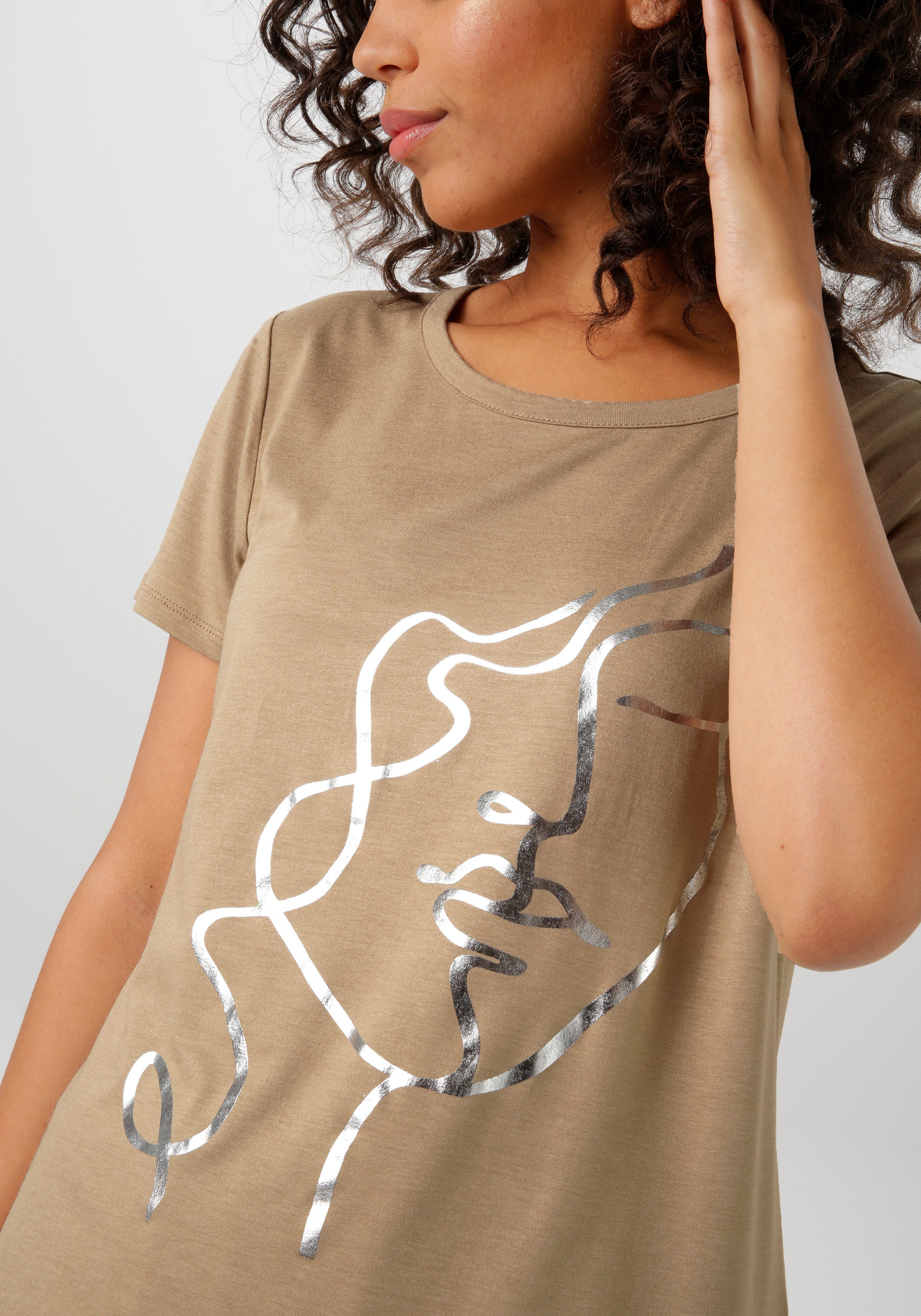 Aniston CASUAL T-shirt met abstract gezicht van glanzende folieprint