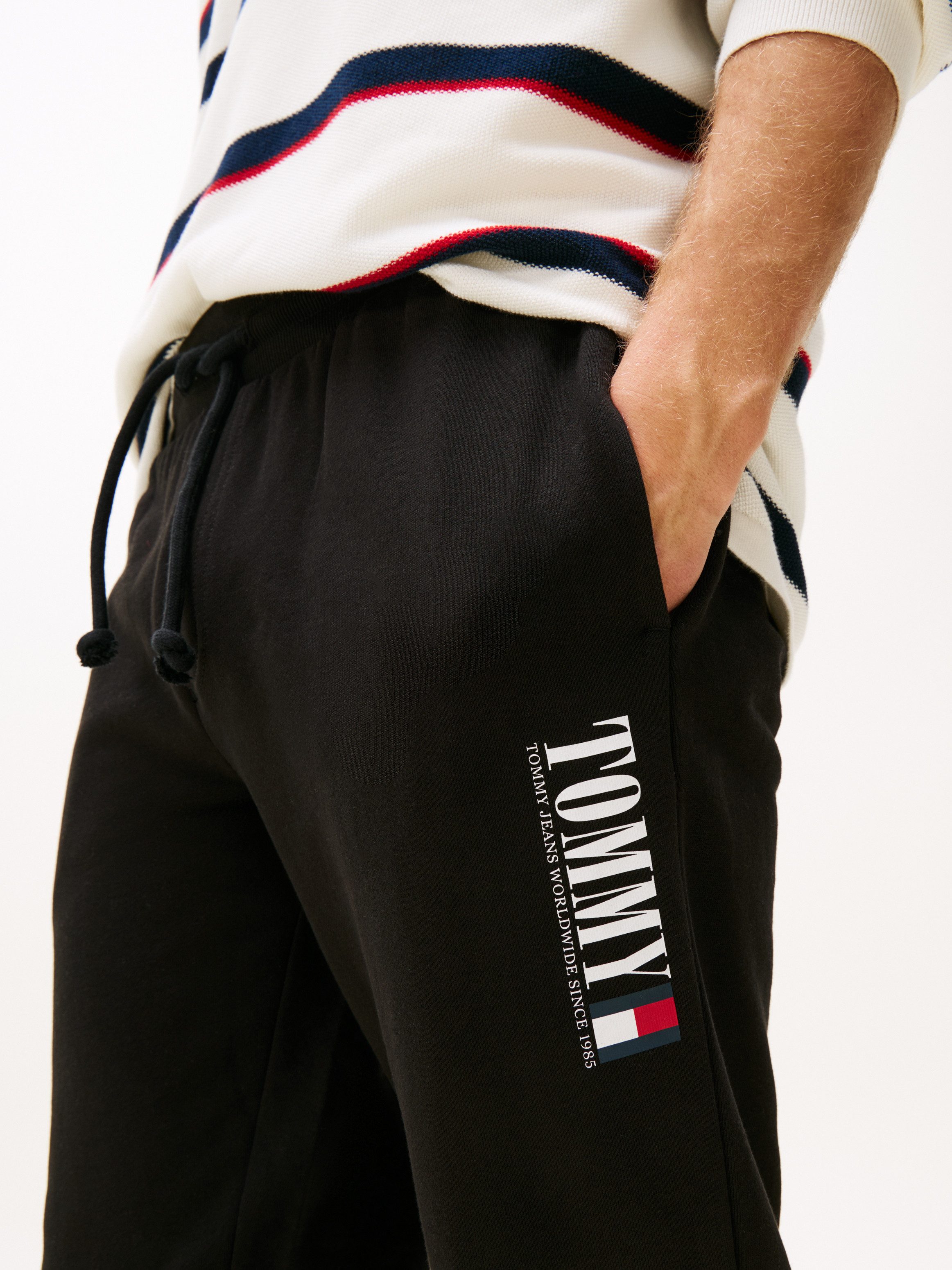 TOMMY JEANS Sweatbroek TJM SLIM RWB DNA GRAPHIC PANT met elastische tailleband, grote logoprint