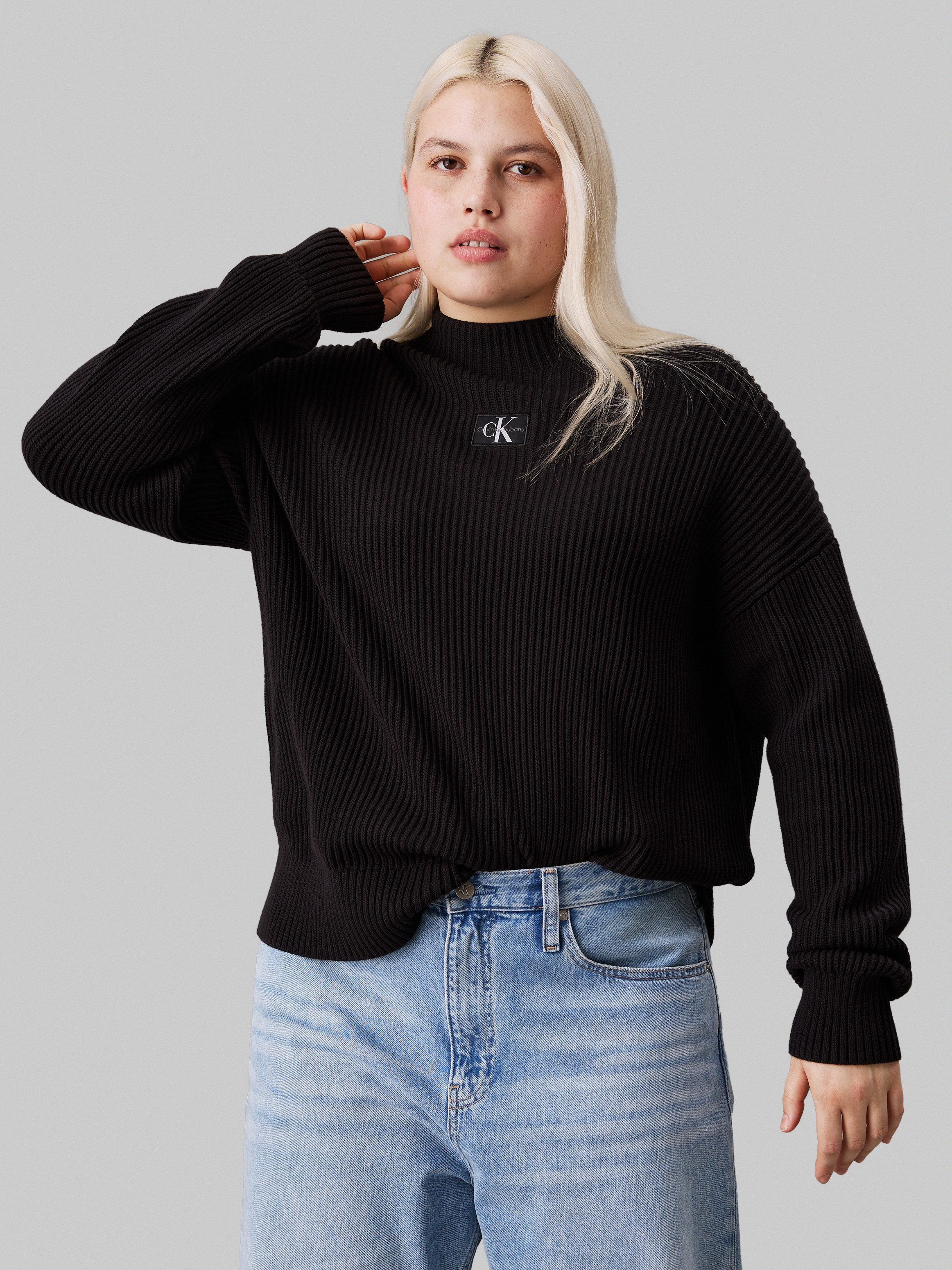 Calvin Klein Jeans Plus Trui met staande kraag PLUS WOVEN LABEL LOOSE SWEATER in grote maten en met logo-patch