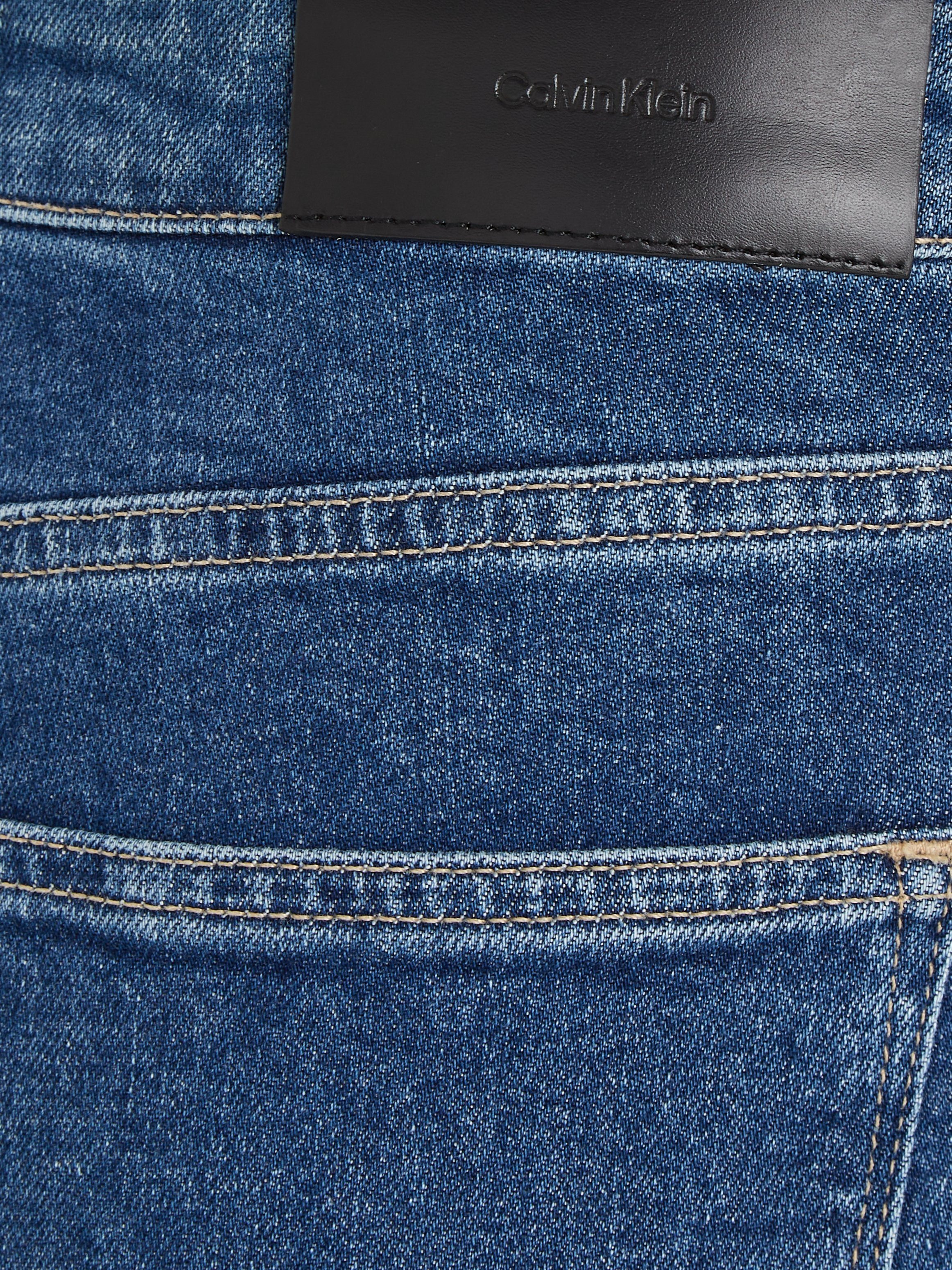 Calvin Klein Slim fit jeans MR SLIM - SOFT BLACK met leren merklabel aan de achterkant van de tailleband