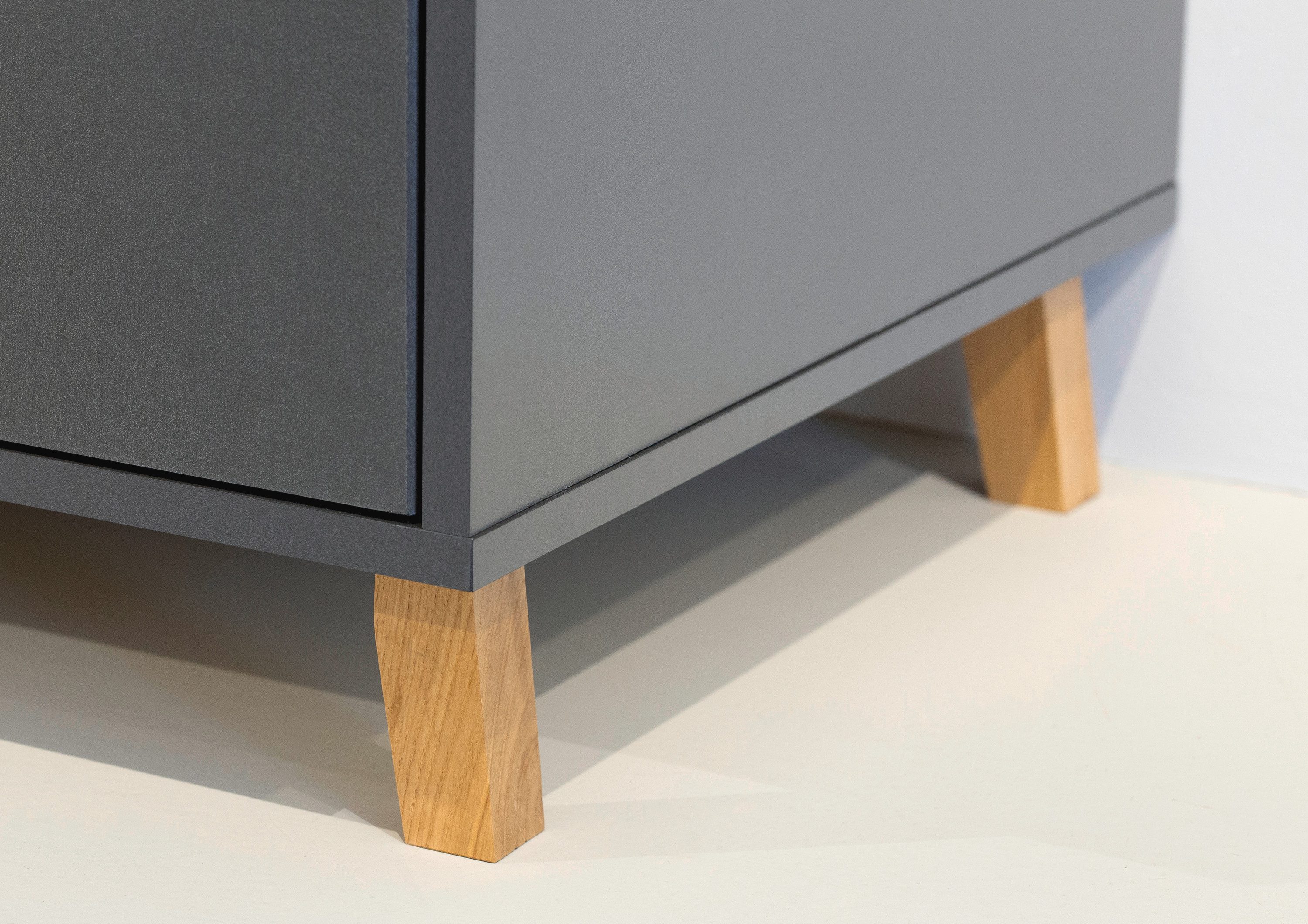 rauch Draaideurkast Kledingkast kast garderobe waskast SHINJO Grepen en voeten van massief hout met 2 lades MADE IN GERMANY