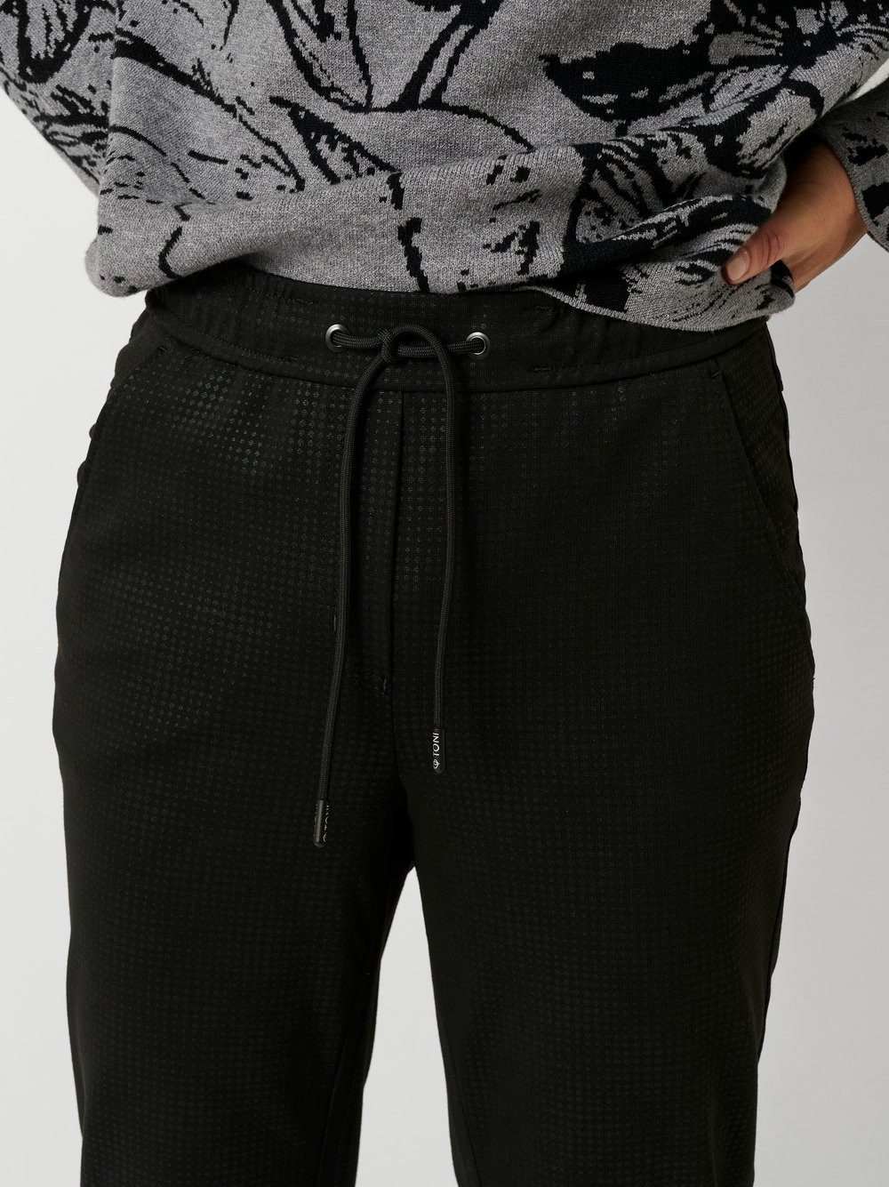 TONI Comfortbroek Sue Modern Chic Zomerbroek met fijn motief