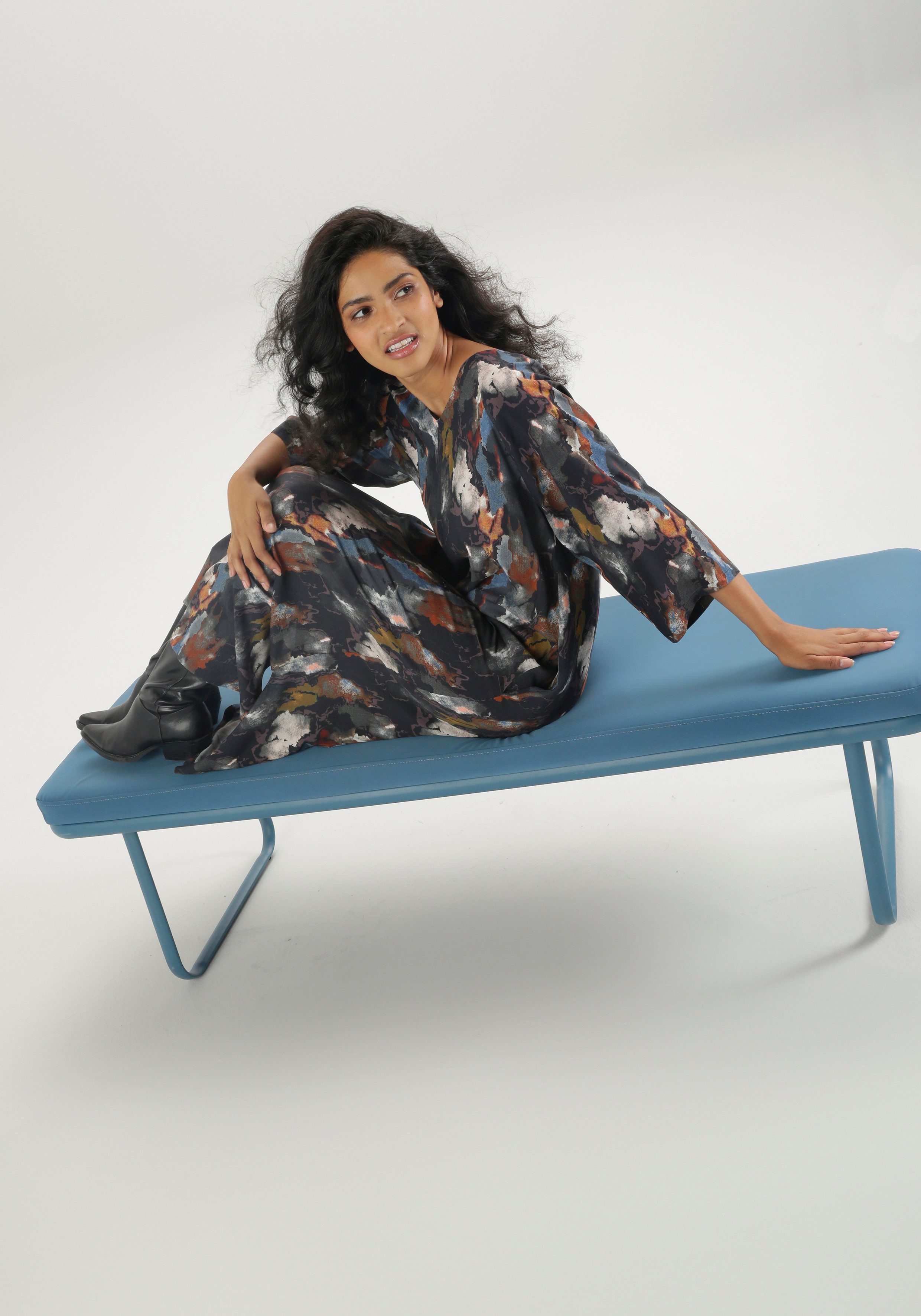 Aniston CASUAL Blousejurk met extravagante, grafische batik-patroon
