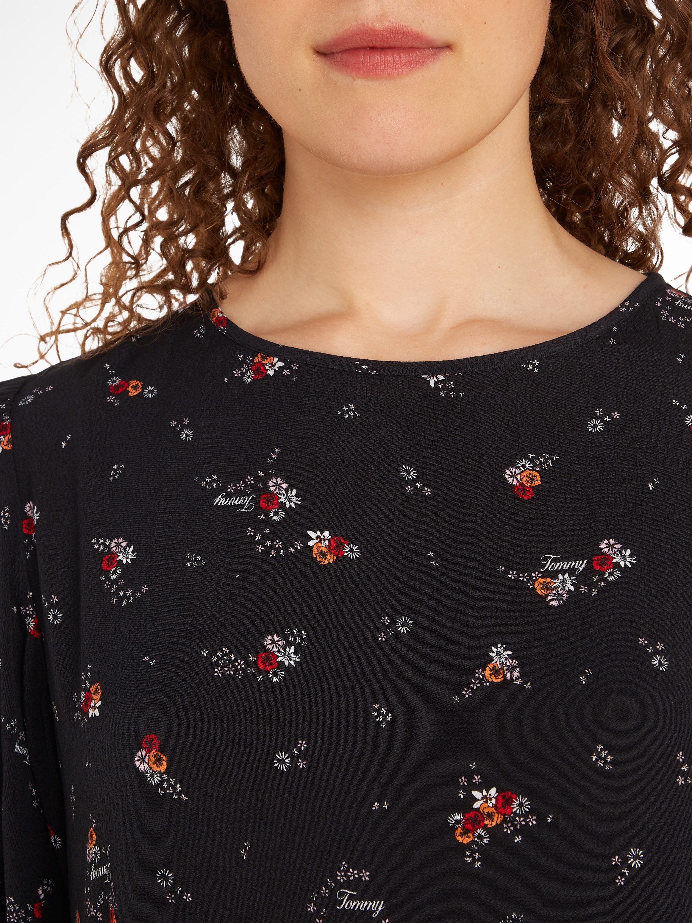 Tommy Jeans Curve Blousejurk TJW BLACK FLORAL TIERD DRESS EXT