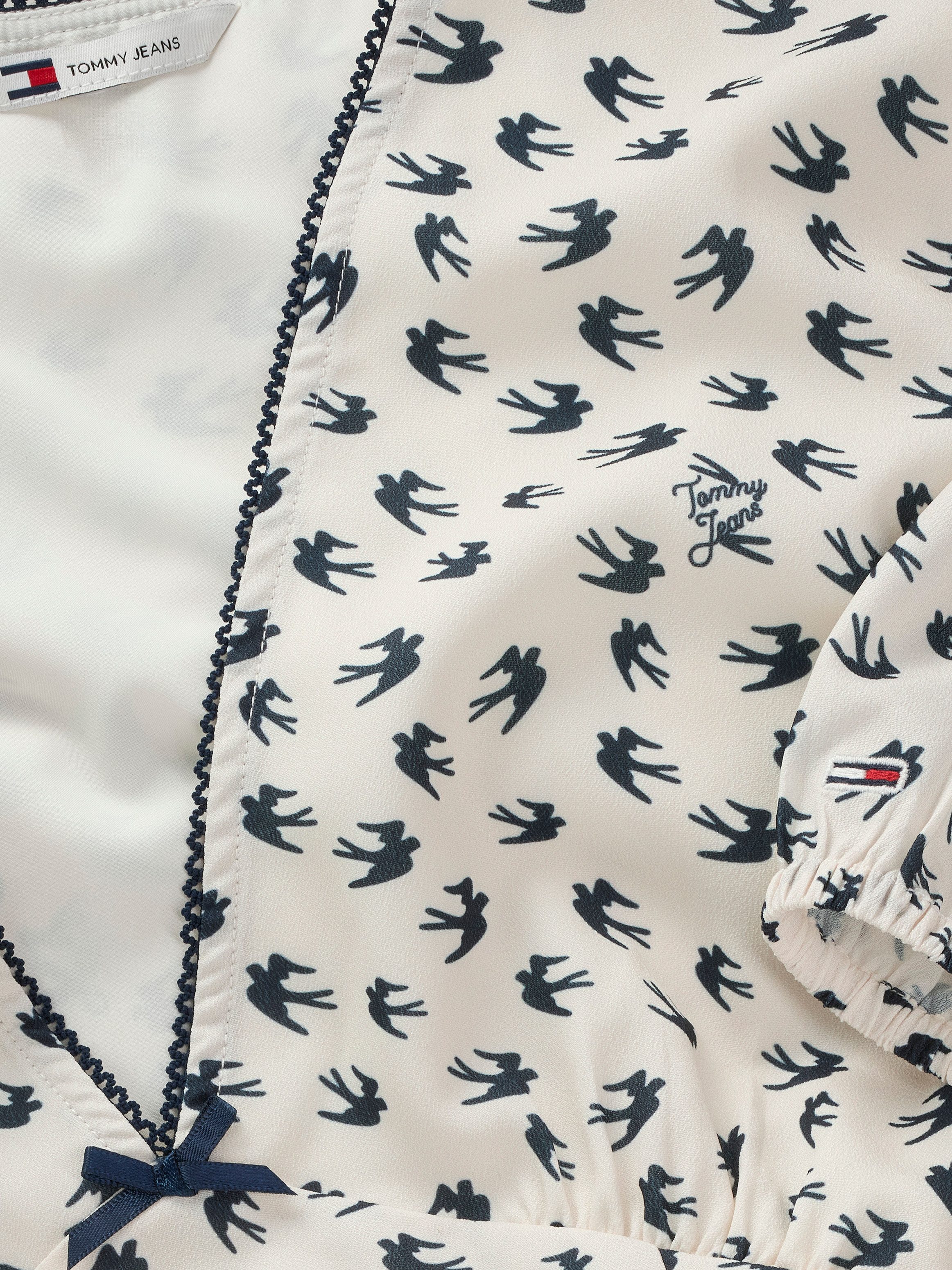 TOMMY JEANS Mini-jurk TJW SS CREPE MINI DRESS met strikdetail, vogelpatroon