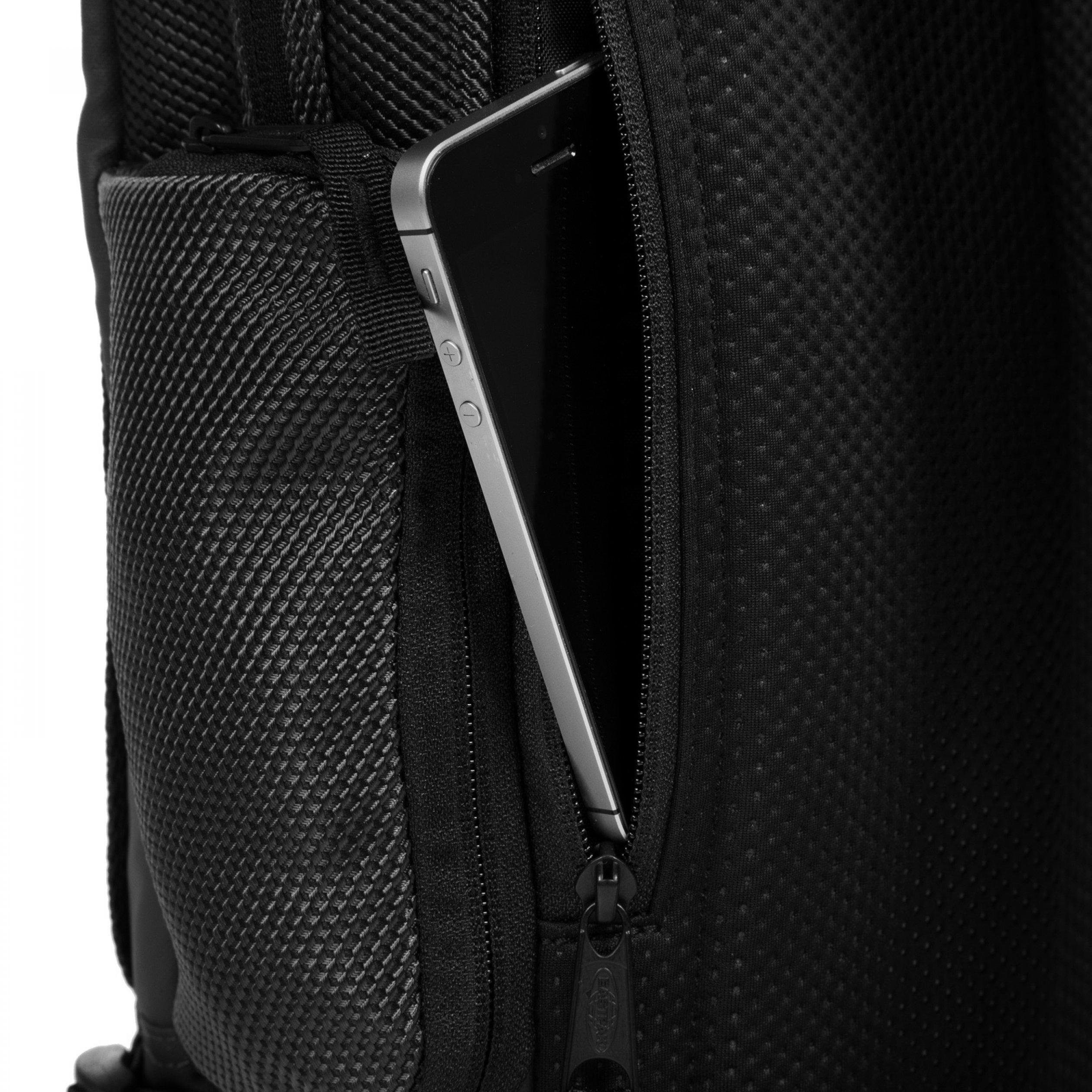 Eastpak Laptoprugzak TECUM M bevat gerecycled materiaal (global recycled standard)