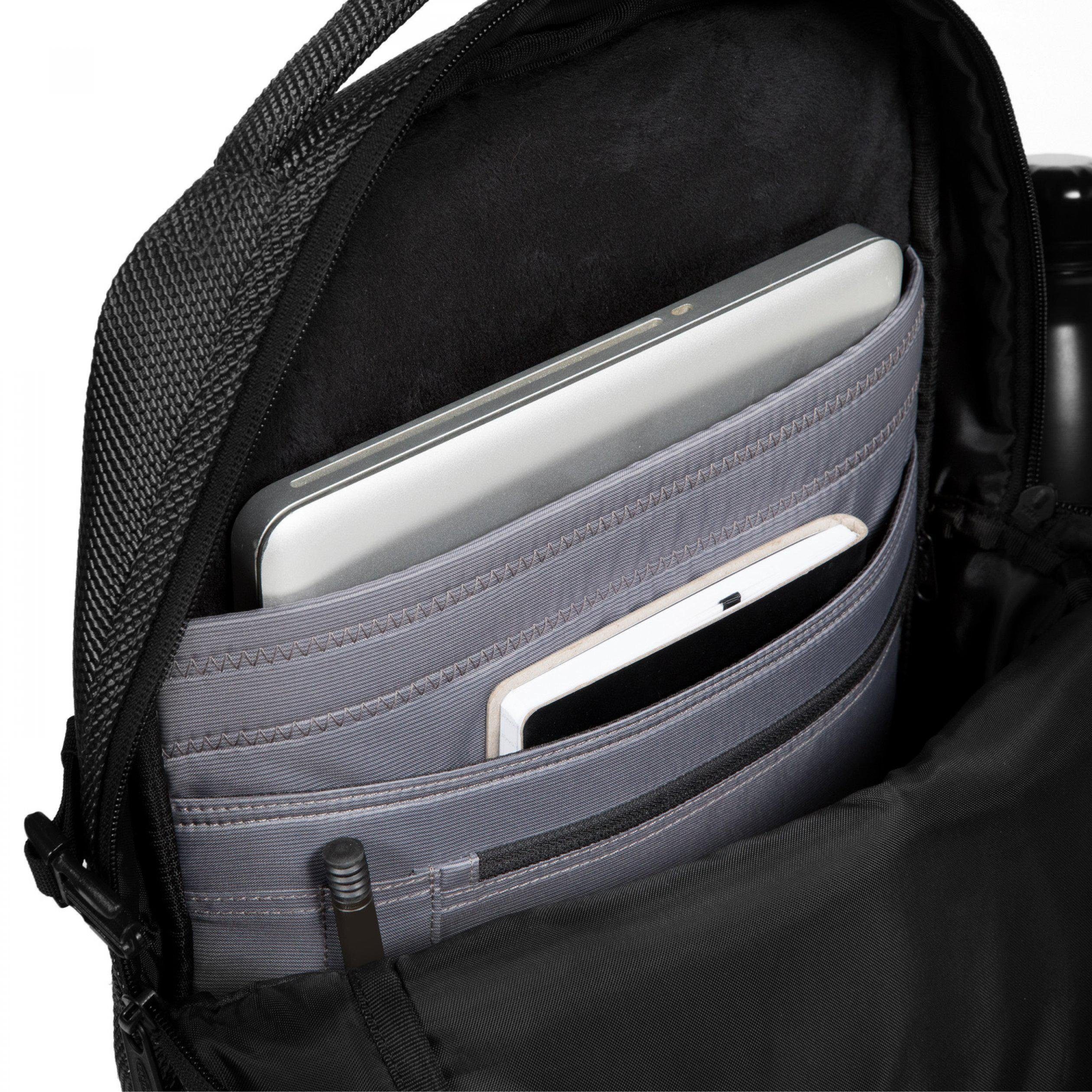 Eastpak Laptoprugzak TECUM M bevat gerecycled materiaal (global recycled standard)