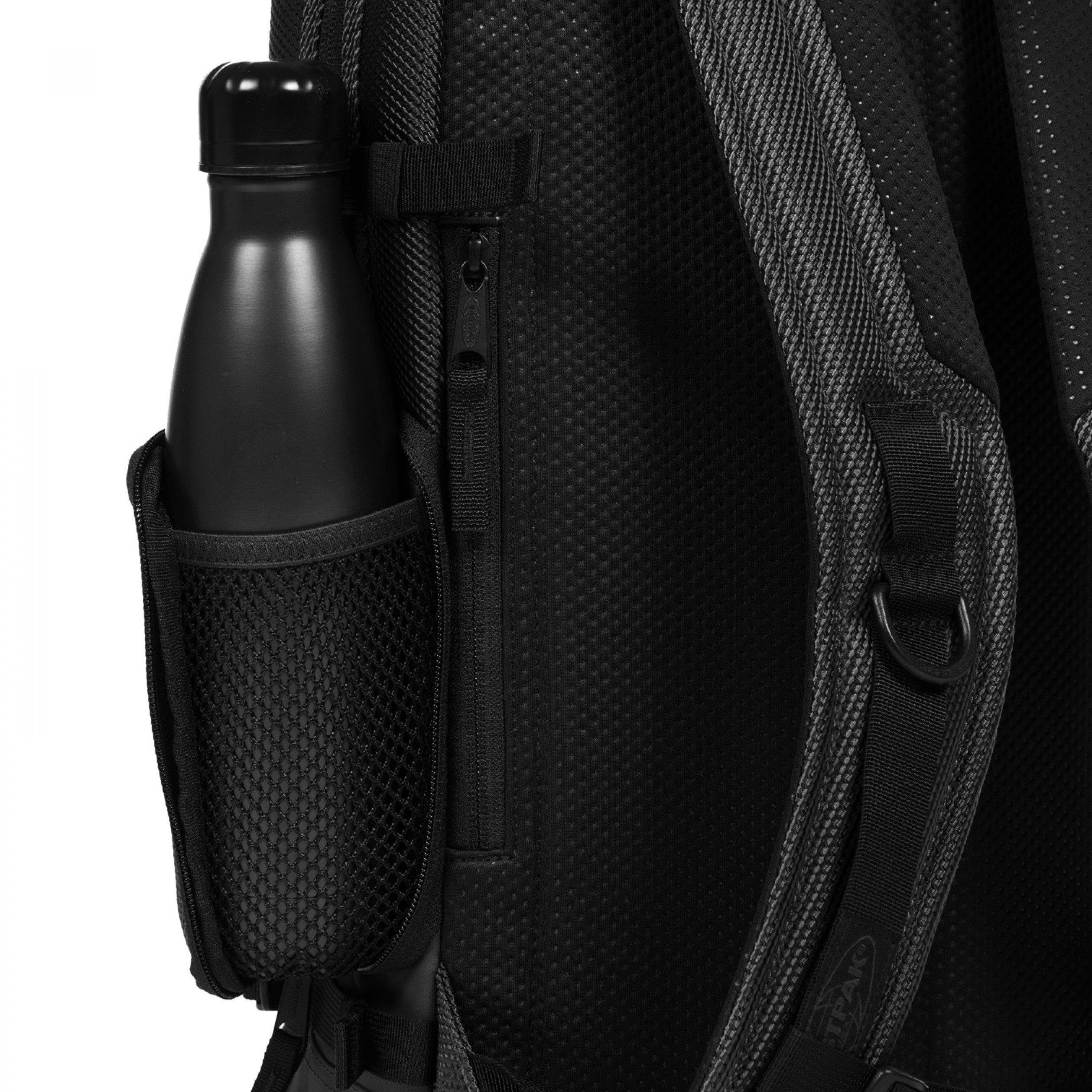 Eastpak Laptoprugzak TECUM M bevat gerecycled materiaal (global recycled standard)