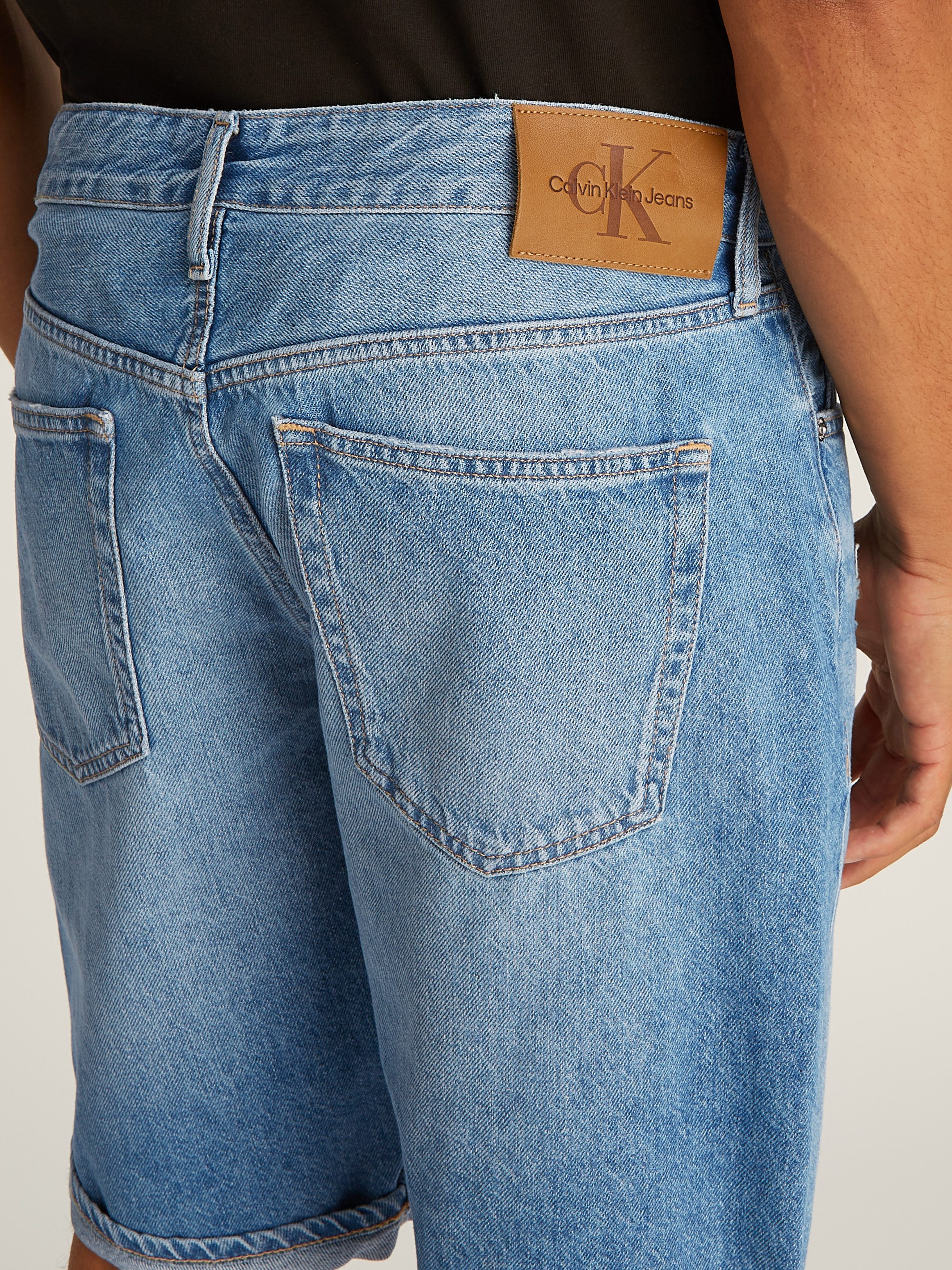 Calvin Klein Short REGULAR SHORT in middenblauwe wassing