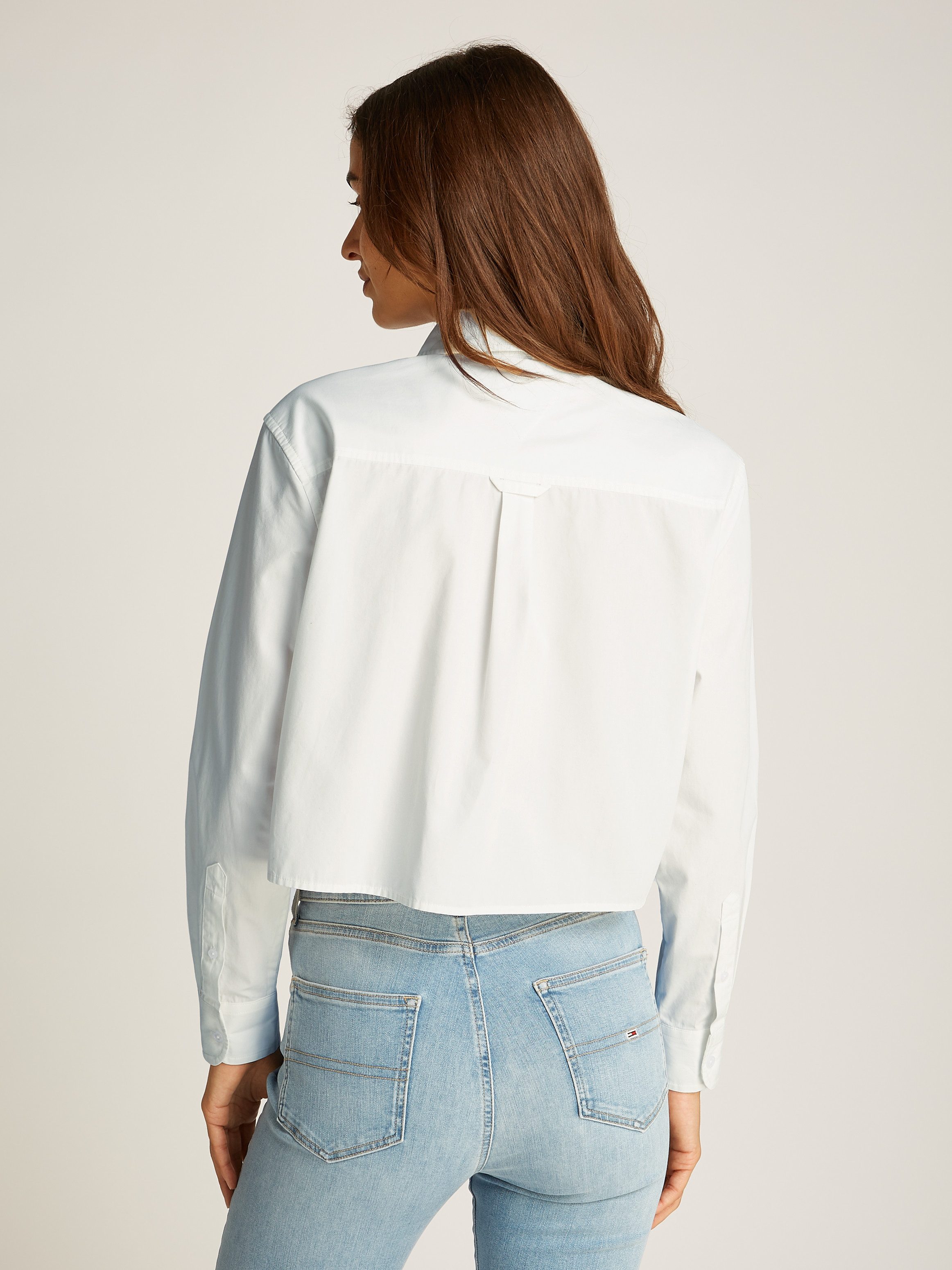TOMMY JEANS Overhemdblouse TJW CRP RLX POPLIN SHIRT in verkorte lengte, met logoborduring