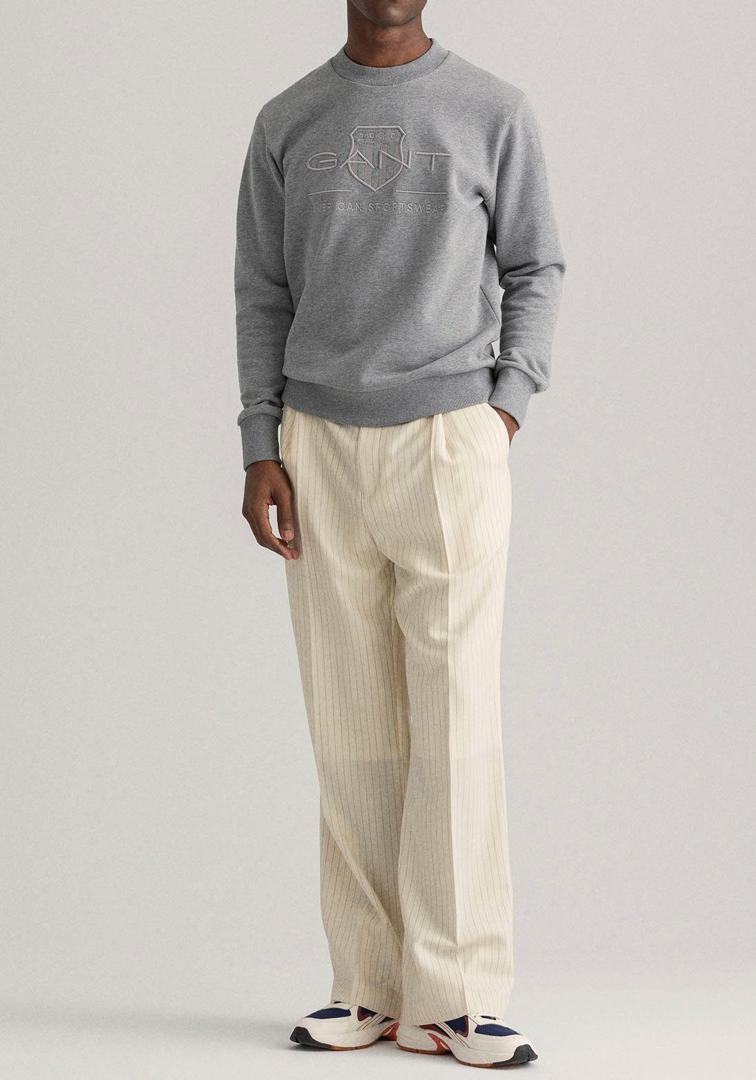 Gant Sweatshirt D1. TONAL ARCHIVE SHIELD C-NECK met logoborduursel op borsthoogte