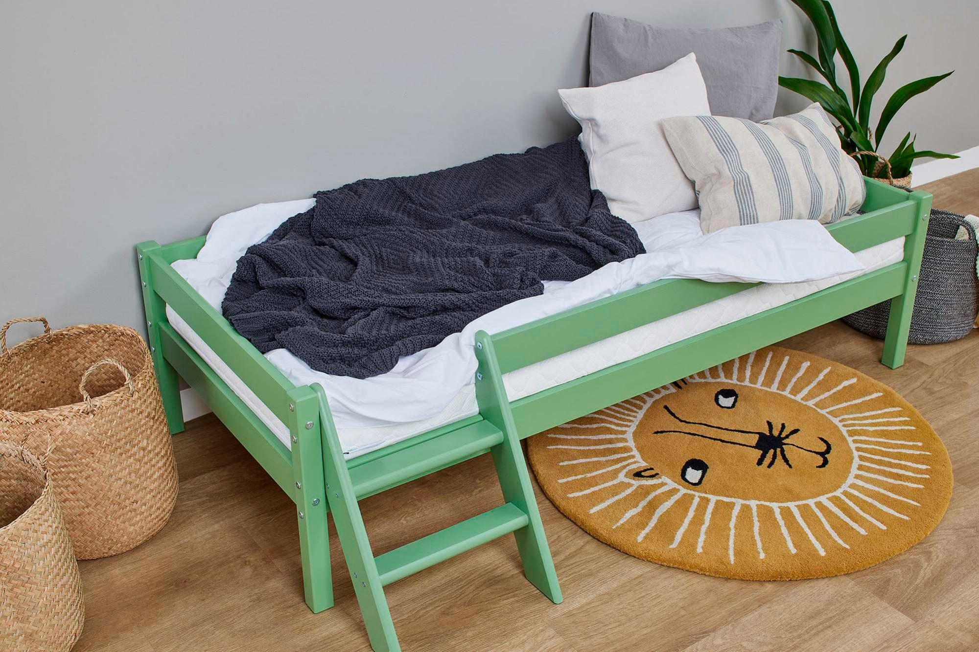 Lüttenhütt Kinderbed ECO One Kinderbed met valbeveiliging en ladder, keuze uit 3 kleuren en matrassen