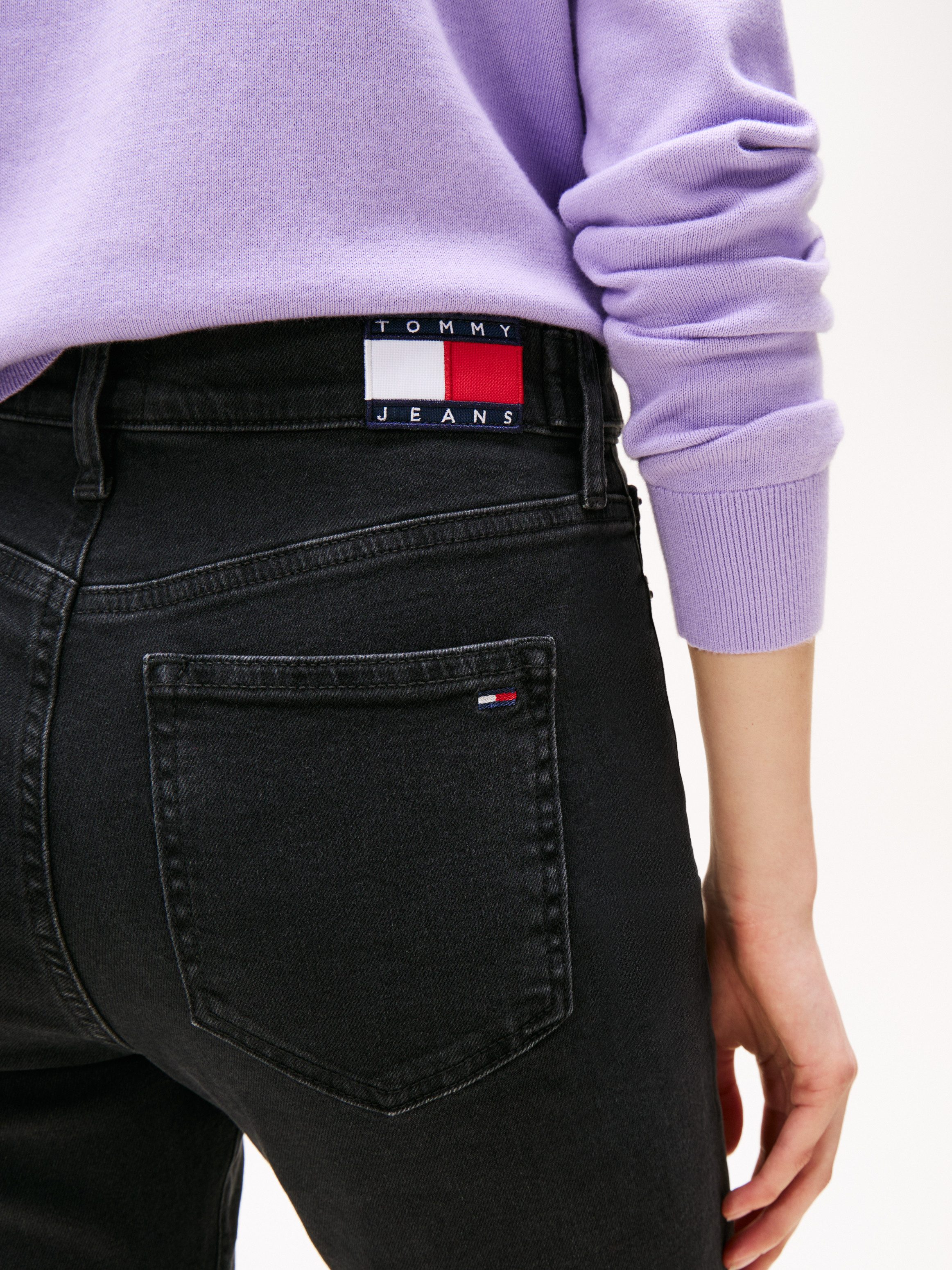 TOMMY JEANS Bootcut jeans SYLVIA HGH FLR BI1267 Wijd pijpform en logo borduursel op de achterzak