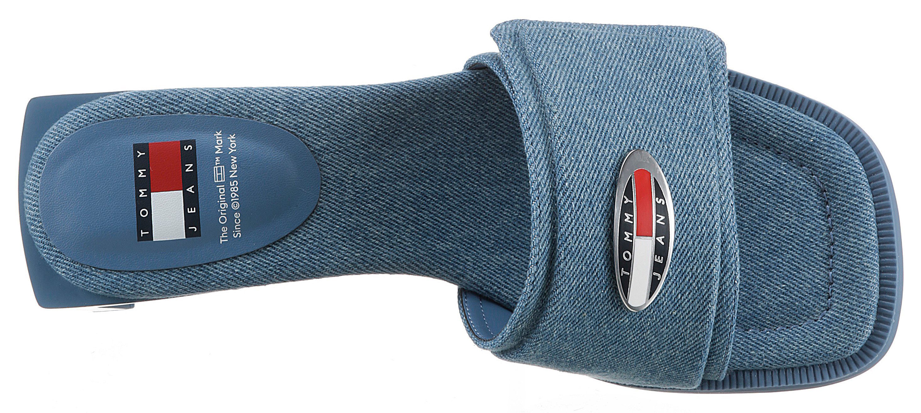 TOMMY JEANS Slippers THE SOHO HEEL DENIM feestdagmode, zomerschoen met brede bandage en klittenband