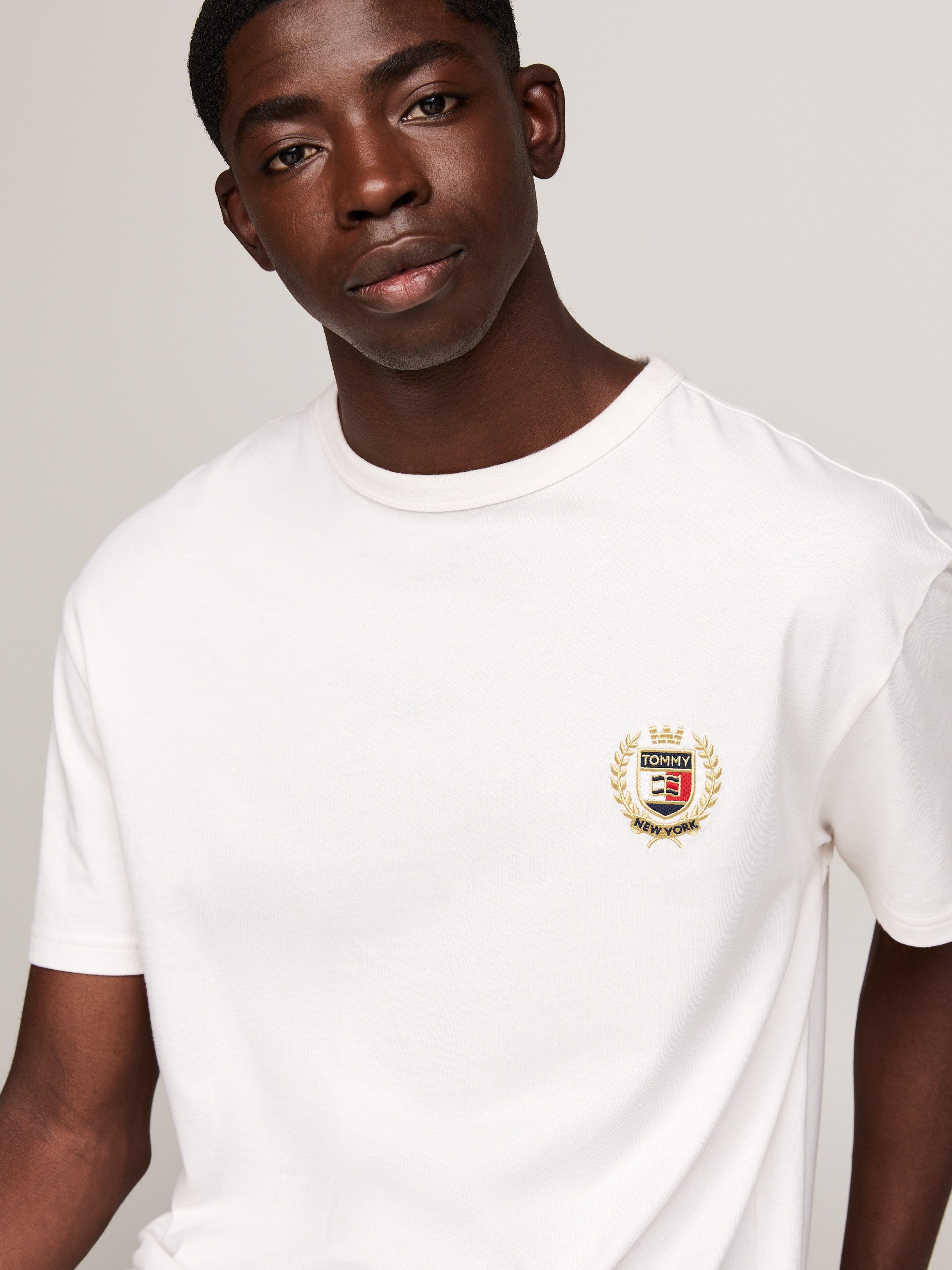 TOMMY JEANS T-shirt TJM REG RWB CREST FLAG TEE EXT geborduurd merkembleem op borsthoogte