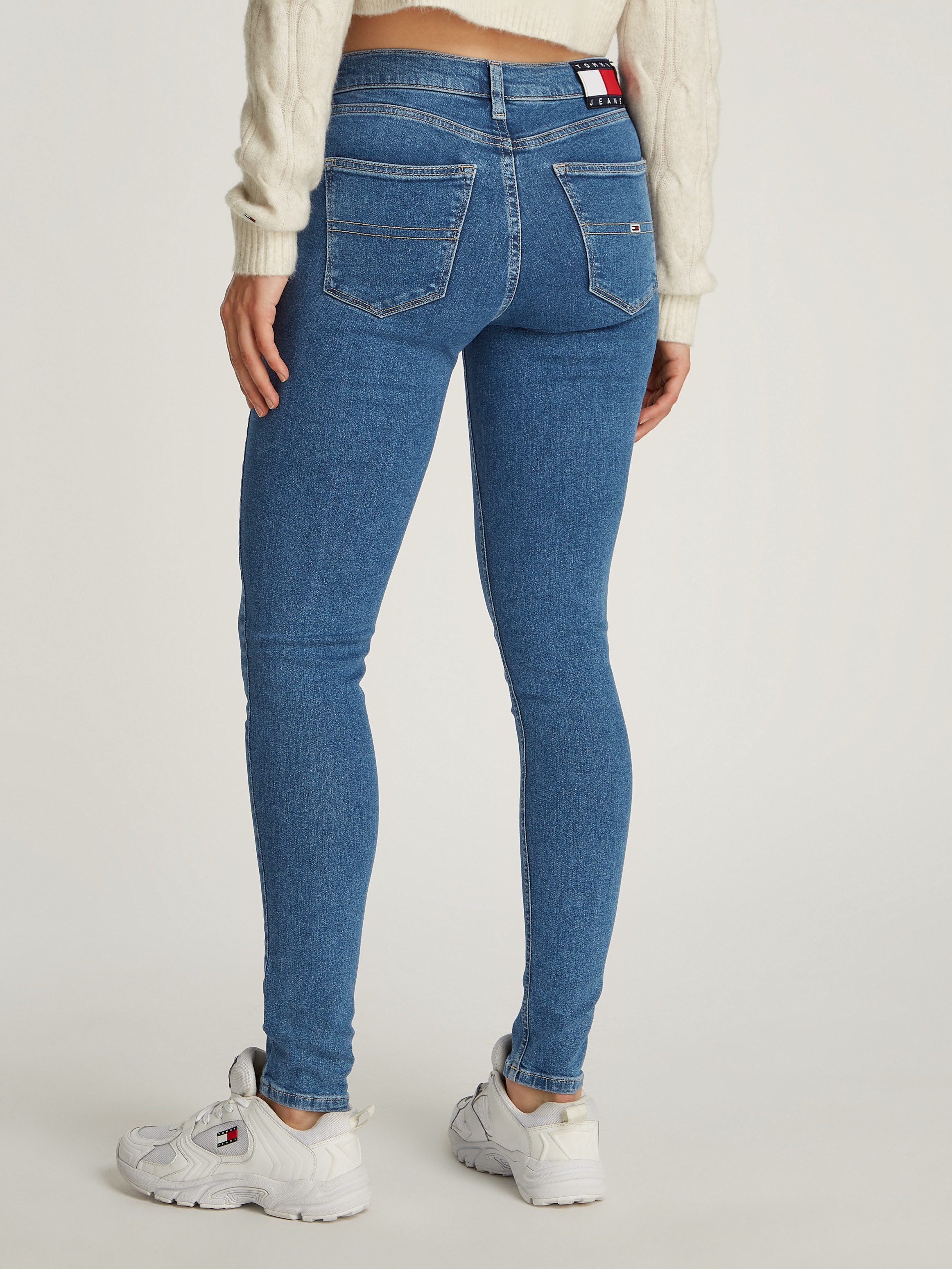 TOMMY JEANS Skinny fit jeans Nora Mid Rise Skinny Fit met wasbeurt met logo-badge