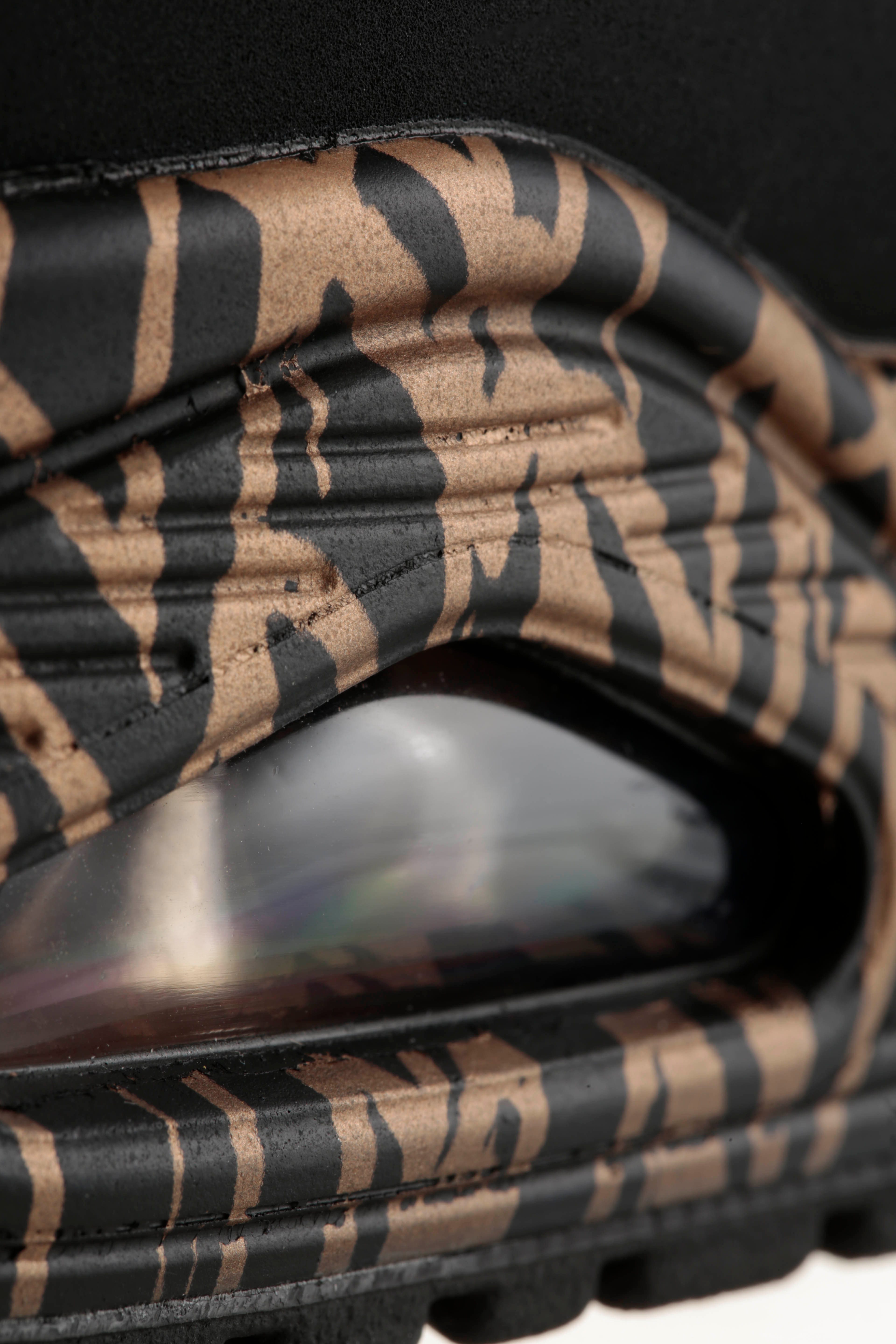 Skechers Sneakers met sleehak UNO-LOVING LOVE Vrijetijdsschoen, lage schoen, veterschoen met coole graffiti-print