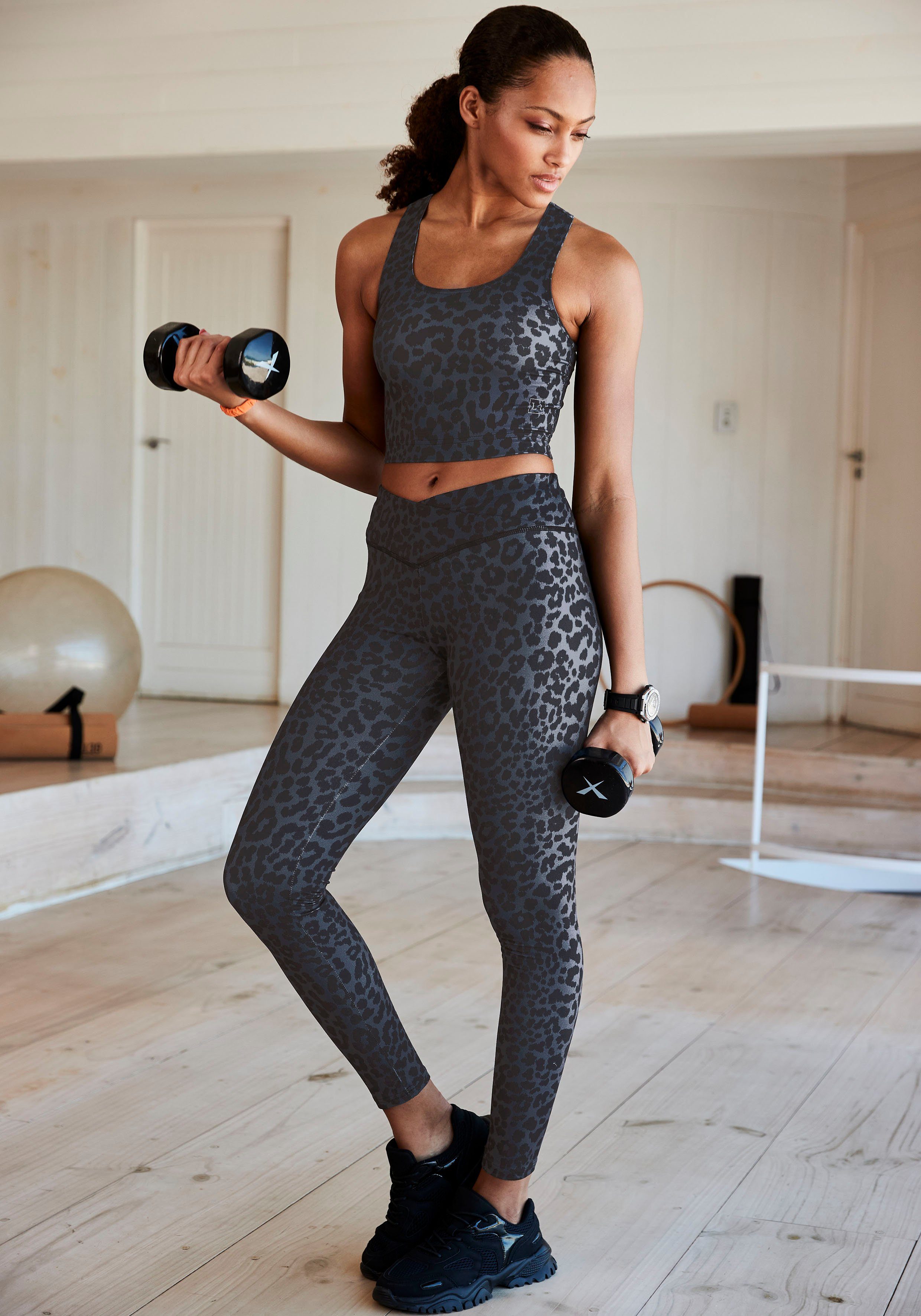 active by Lascana Functioneel shirt met luipaardmotief en brede schouderbandjes
