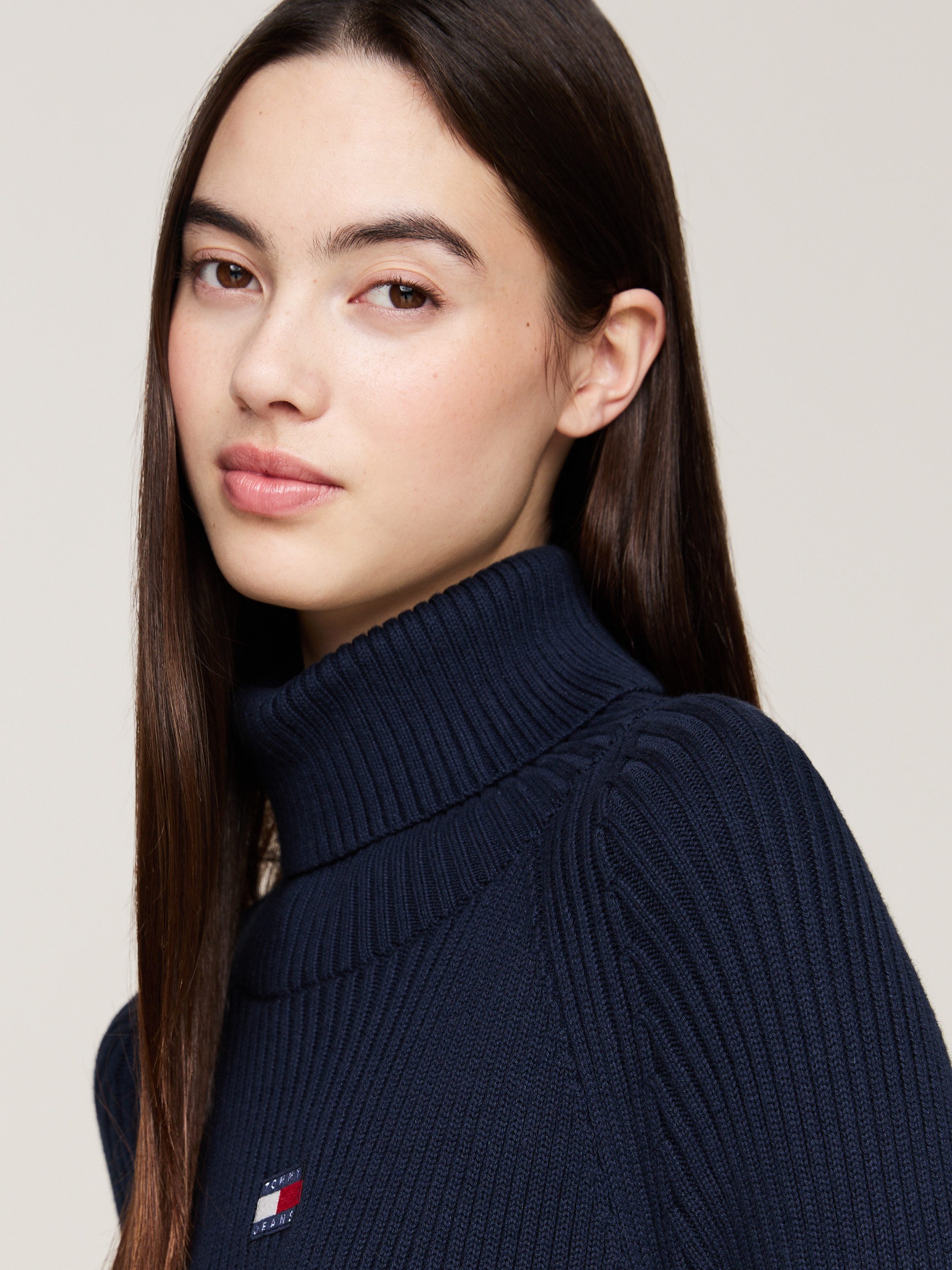 TOMMY JEANS Gebreide jurk TJW MOCKNECK BADGE SWEATER DRESS